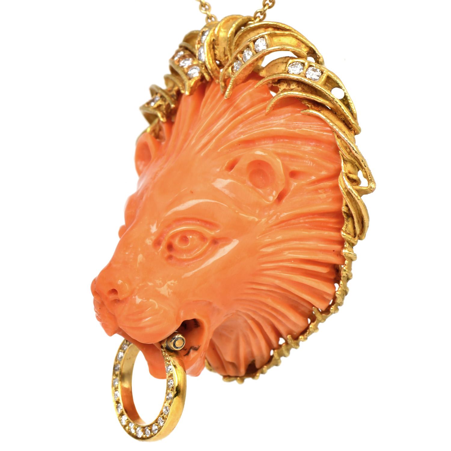 Genießen Sie dieses Meisterwerk aus der Ära der 1970er Jahre. Der Löwe symbolisiert Majestät, Mut, Stärke und Sinnlichkeit. Dieser Cocktail-Anhänger in Form eines Löwenkopfes aus Koralle mit einer exquisiten Schnitzerei ist von einem 18-karätigen
