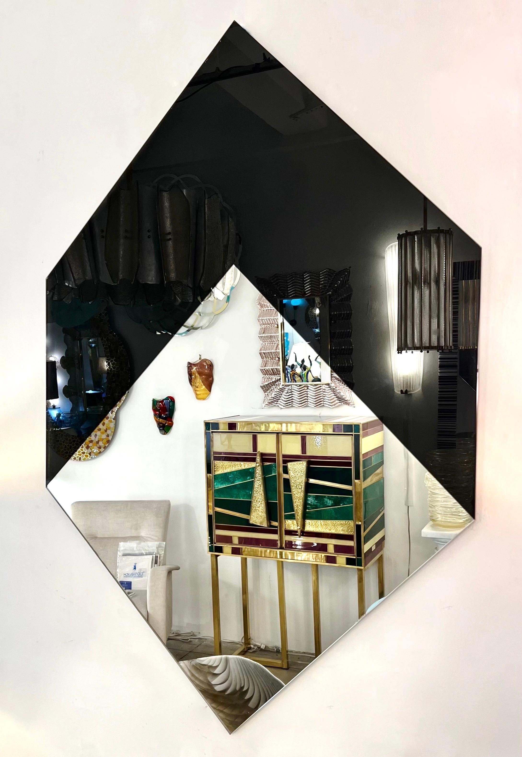 Stupendo specchio italiano anni '70 Rimadesio Specchio geometrico a forma di aquilone nero e trasparente. L'intricato design nero e argento aggiunge un tocco di arte e curiosità, rendendolo un pezzo di spicco. Realizzato con precisione e attenzione