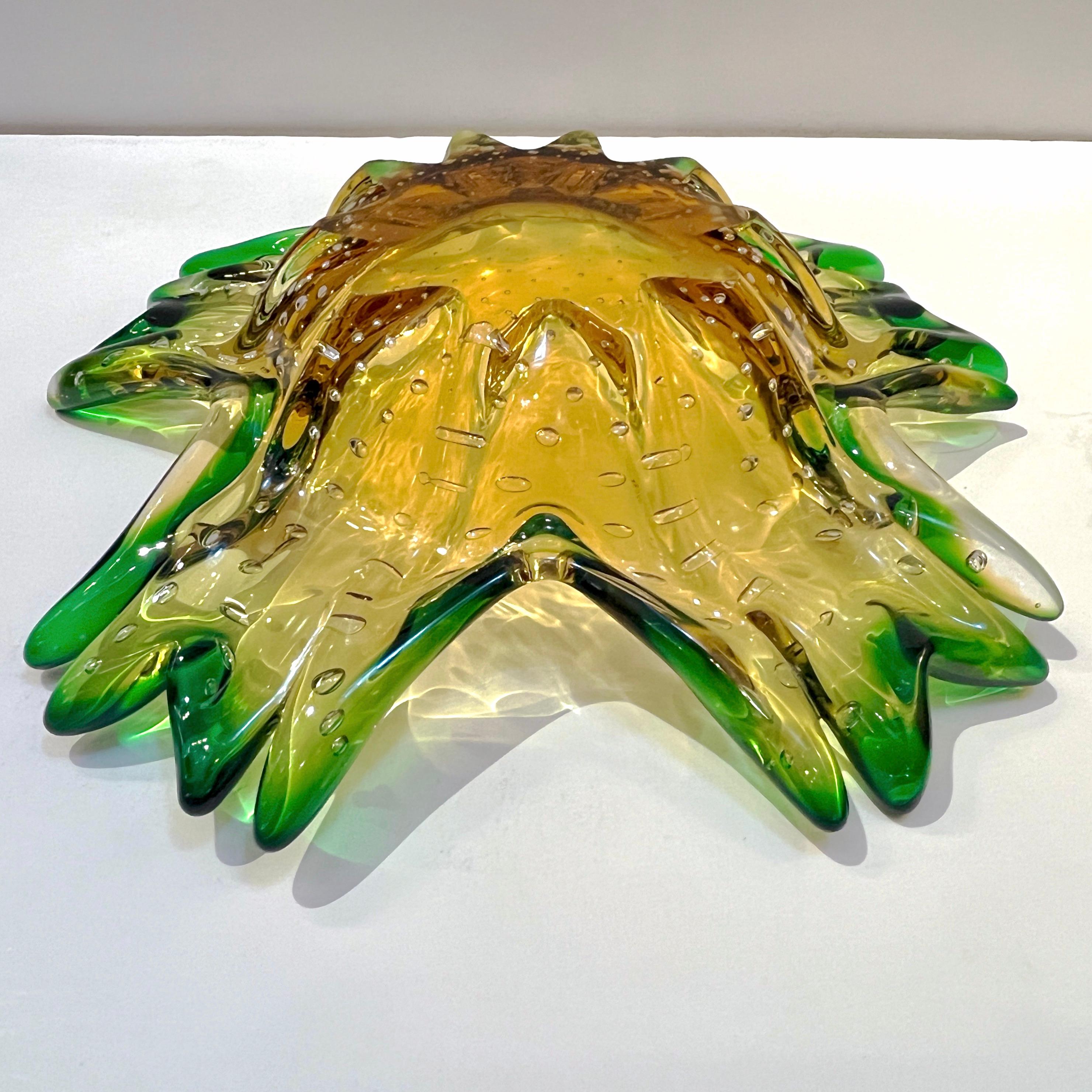 1970s Vintage Italian Green & Amber Murano Glass Star Shaped Bowl /Vide-Poche For Sale 4