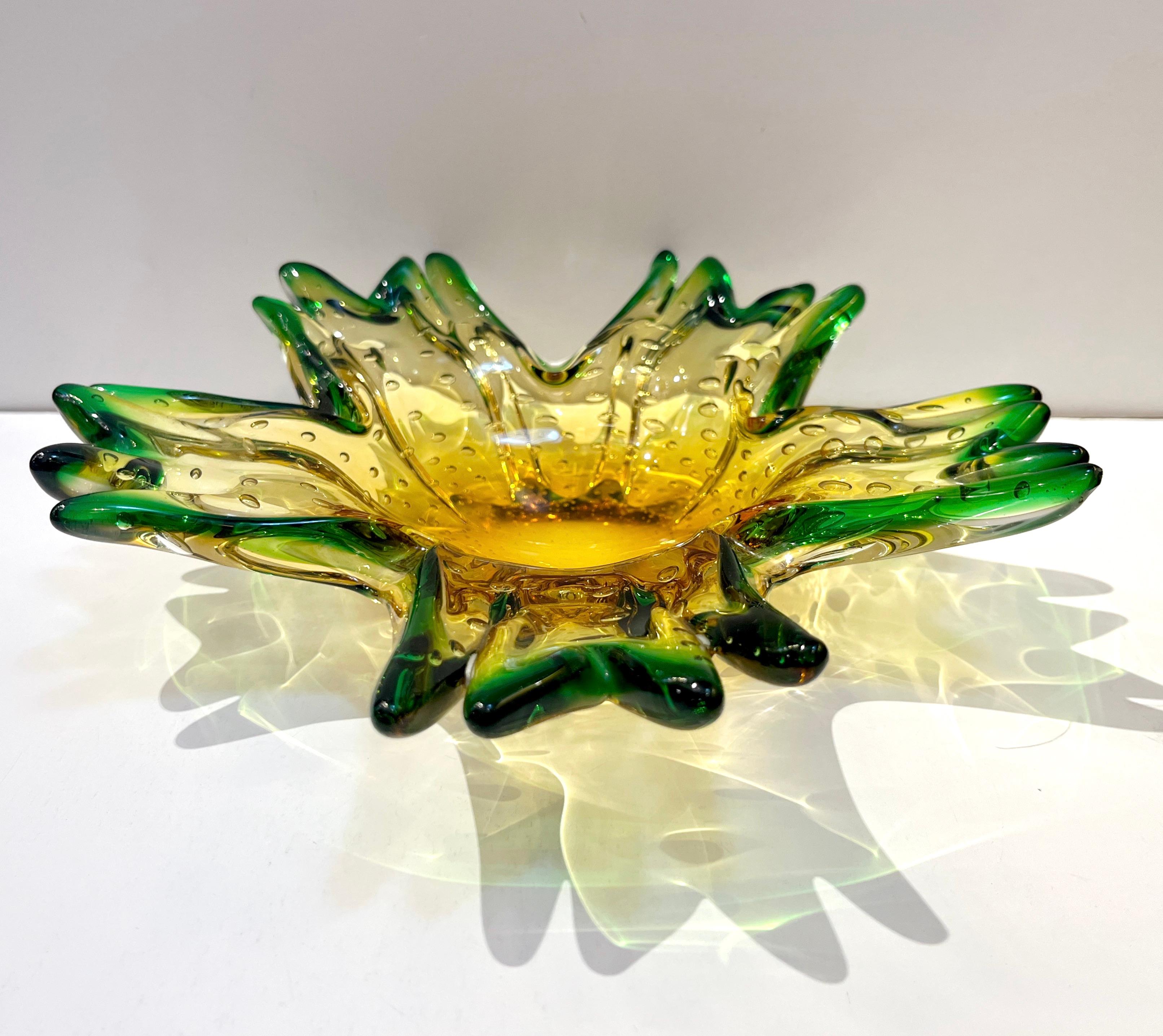 Circa 1970s, one-of-a-kind delightful and rare Venetian Art glass organic centerpiece / vide-poche, entirely Hand Made in blown Murano glass, high quality of execution in 2 colors: an amber color gradient with a rich transparent gold center and a