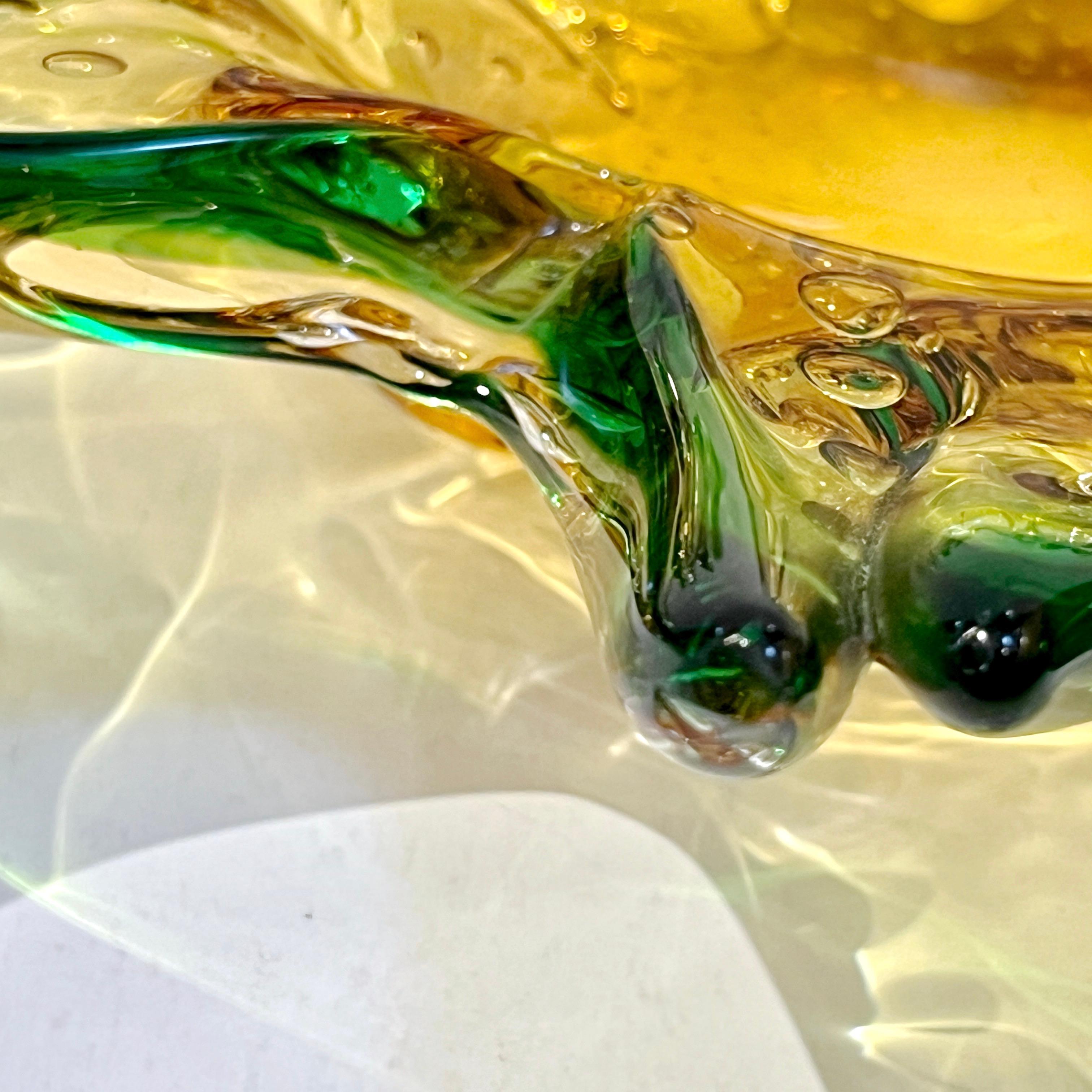 1970er Vintage Italian Glass Sternförmige Schale aus grünem und bernsteinfarbenem Murano-Glas /Vide-Poche (20. Jahrhundert) im Angebot