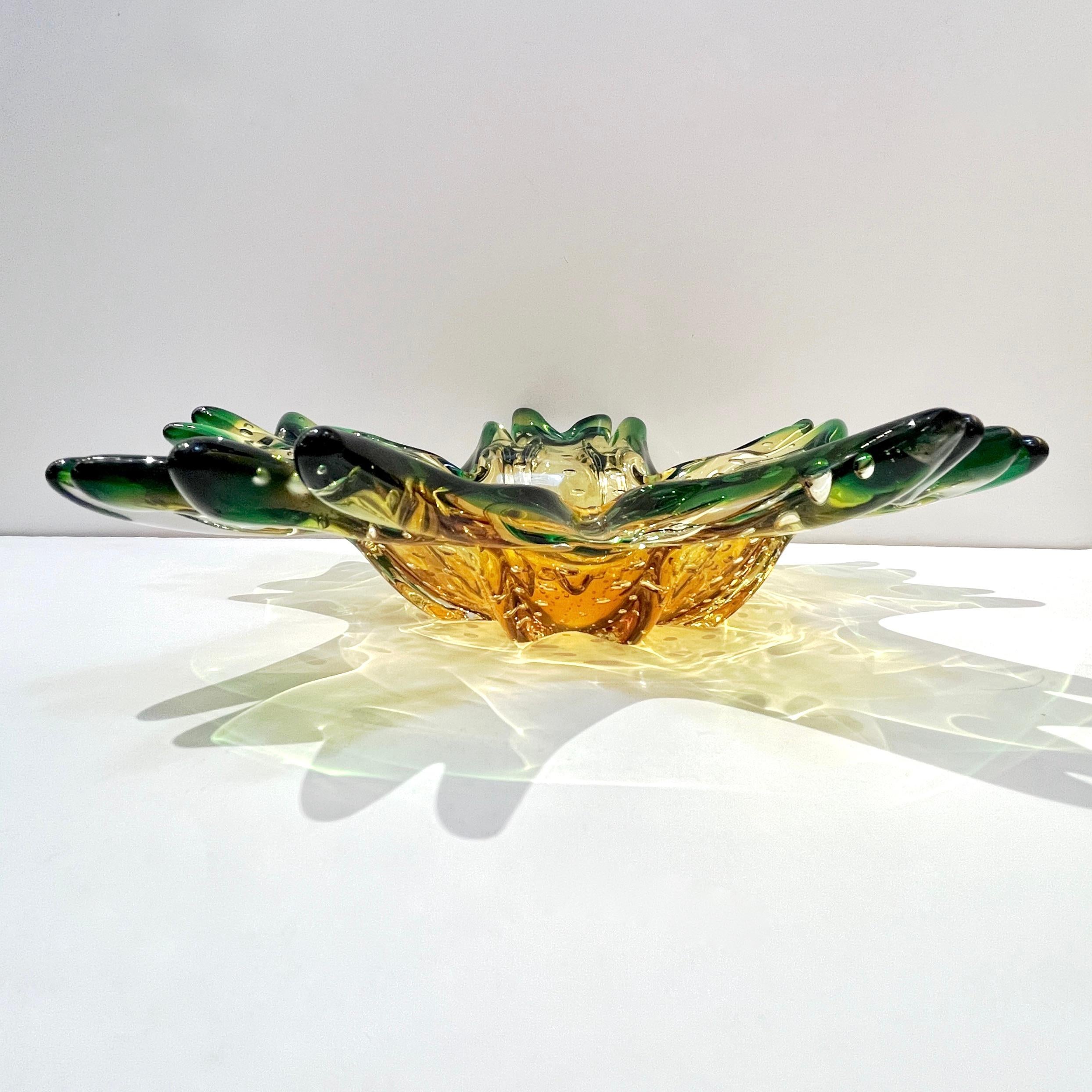 1970er Vintage Italian Glass Sternförmige Schale aus grünem und bernsteinfarbenem Murano-Glas /Vide-Poche (Muranoglas) im Angebot
