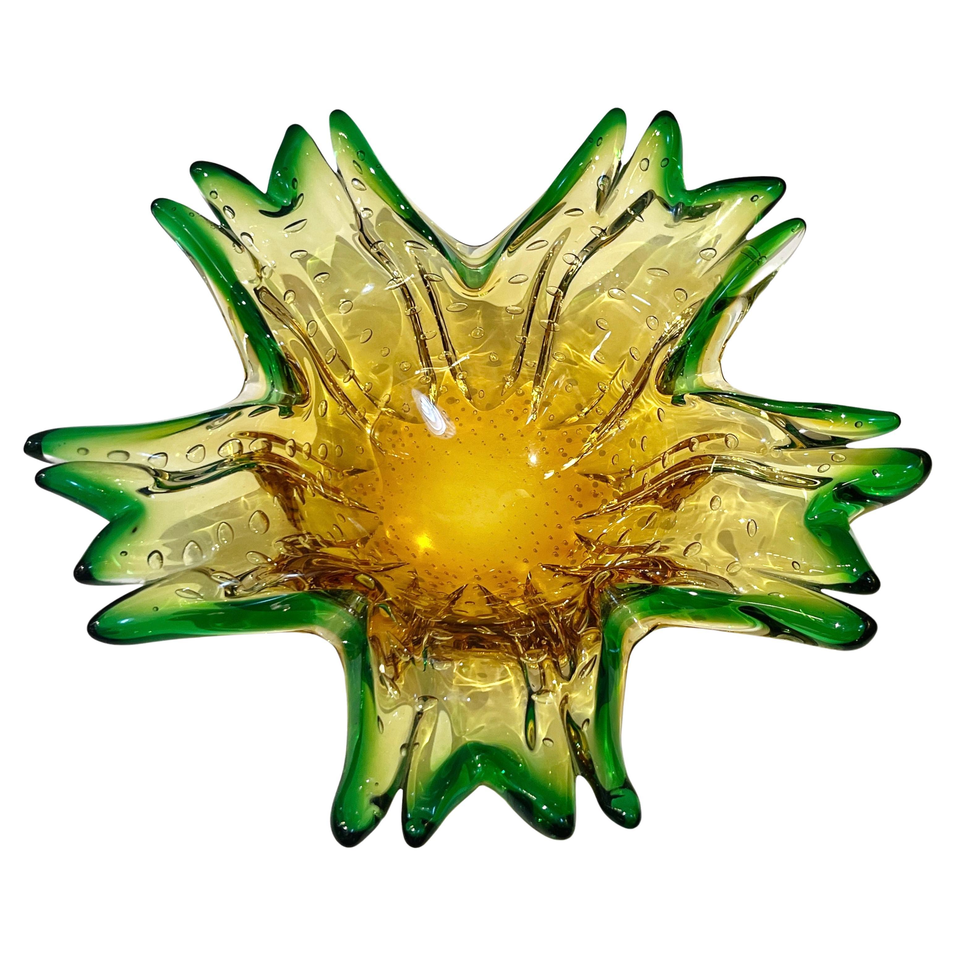 1970 Vintage Italian Glass Verde y Ámbar Murano Cuenco en forma de estrella /Vide-Poche en venta