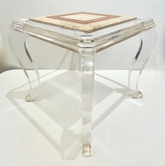 Coppia di tavoli in lucite vintage degli anni '70 con piano in marmo e travertino incassato