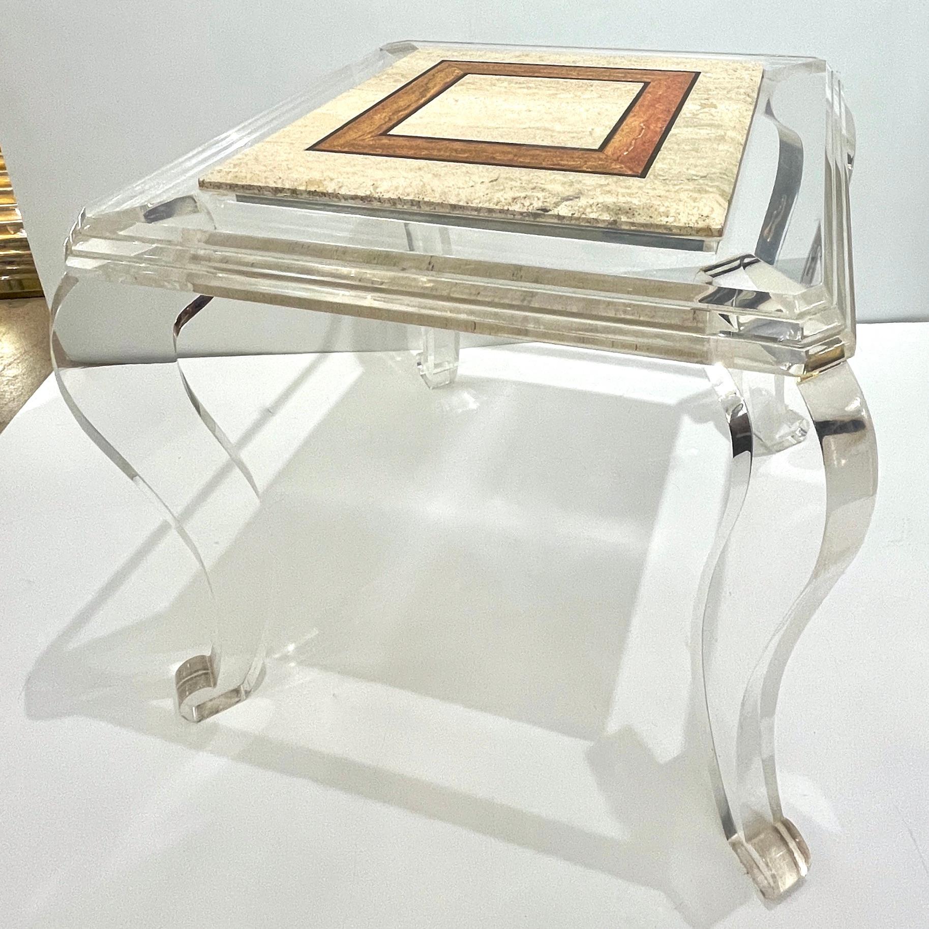 1970er Jahre Vintage Italienisch Lucite Paar Tische mit ummantelten Travertin & Marmor Top (Ende des 20. Jahrhunderts) im Angebot