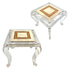 Coppia di tavoli in lucite vintage degli anni '70 con piano in marmo e travertino incassato