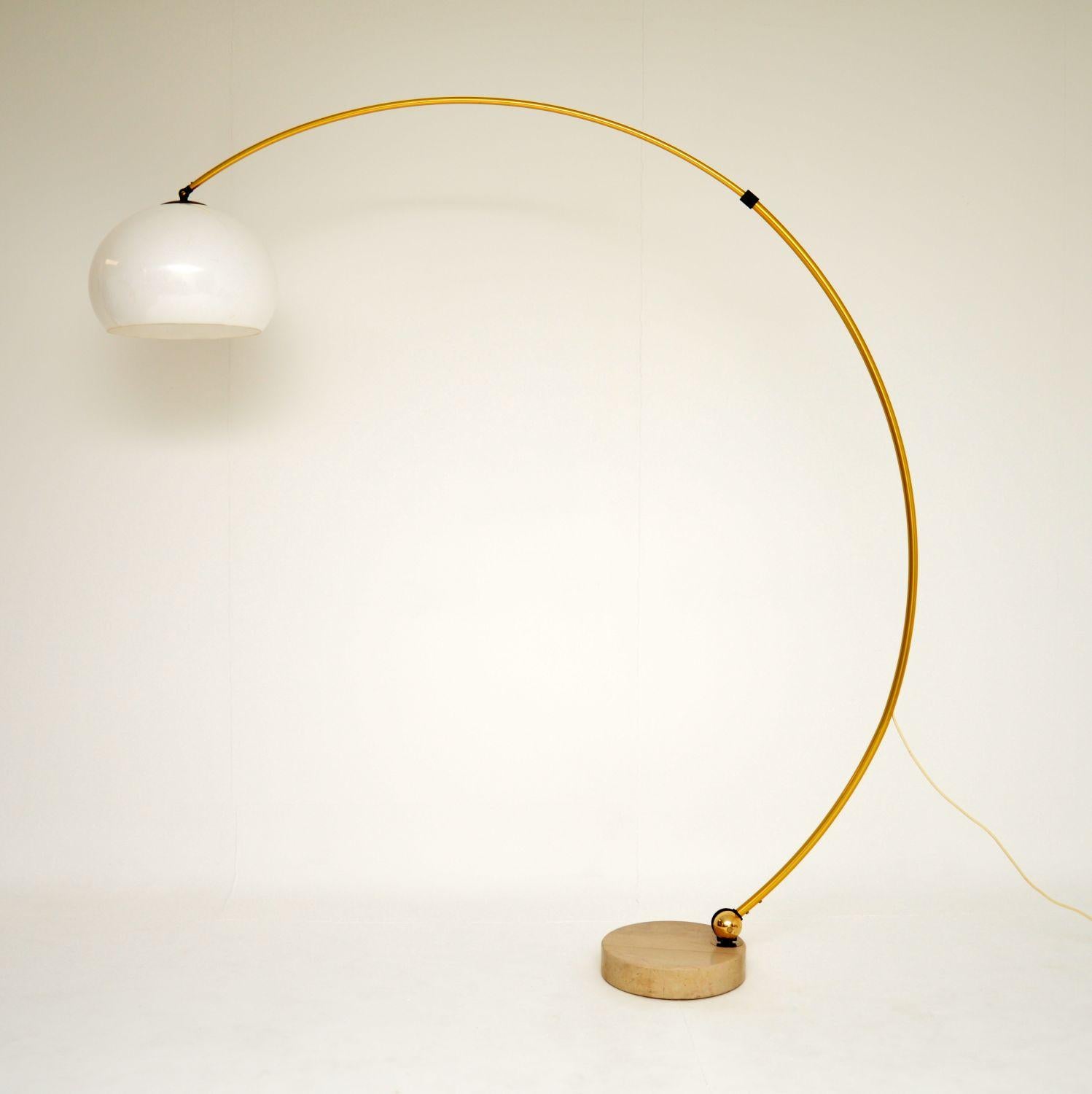 A stylish and extremely impressive vintage Italian arc floor lamp. This was made in Italy, it dates from around the 1970’s.

It has an extendable neck and when fully extended has a very impressive arc. It can be adjusted to various positions, it