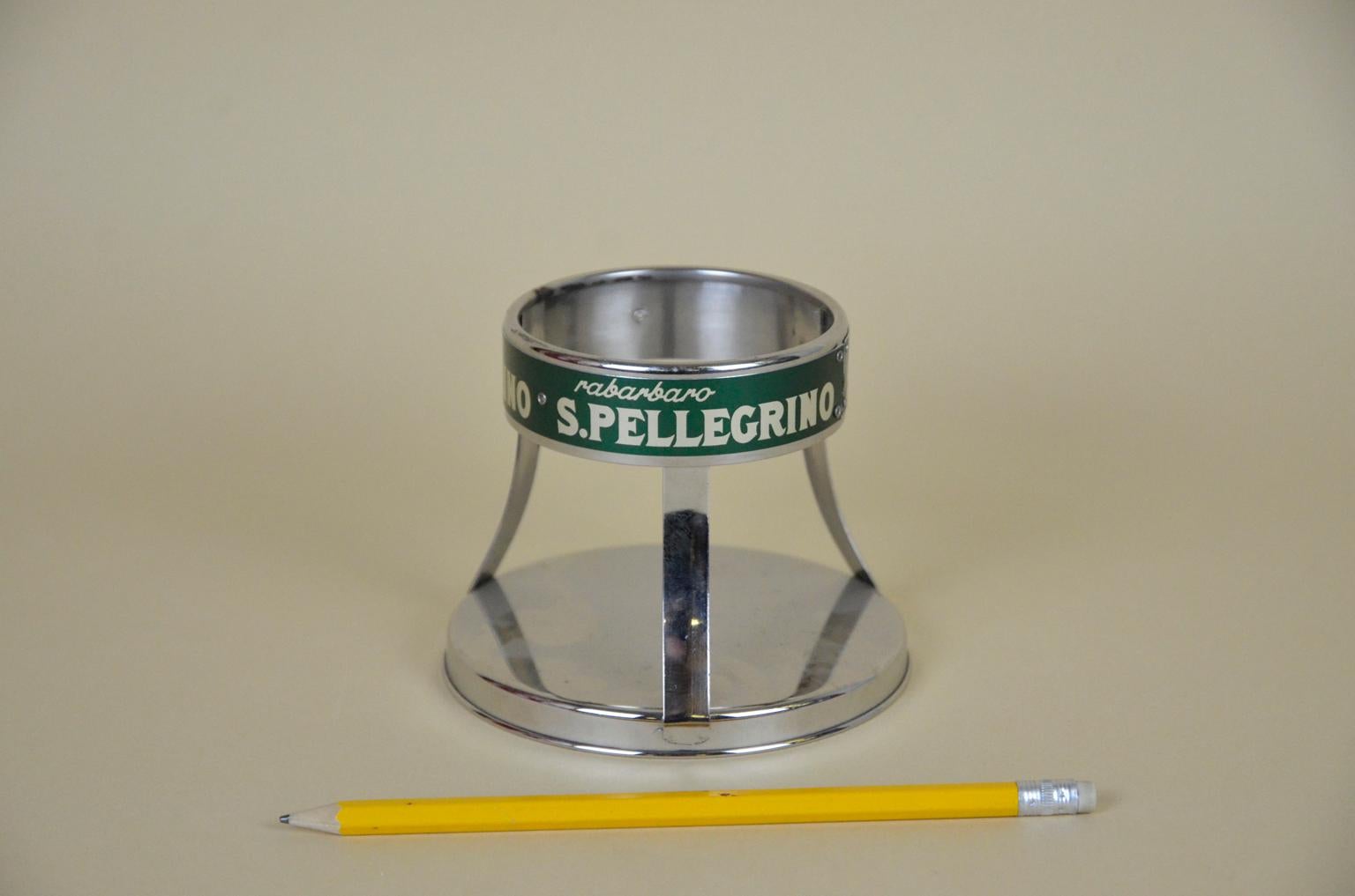 Vintage metal San Pellegrino mineral water round advertising bottle holder made in Italy.

This bottle holder fits the 1/2 L bottle only. 

Dimensions: upper ring 8 cm diameter, lower round base 11.5 cm diameter.

Collector's