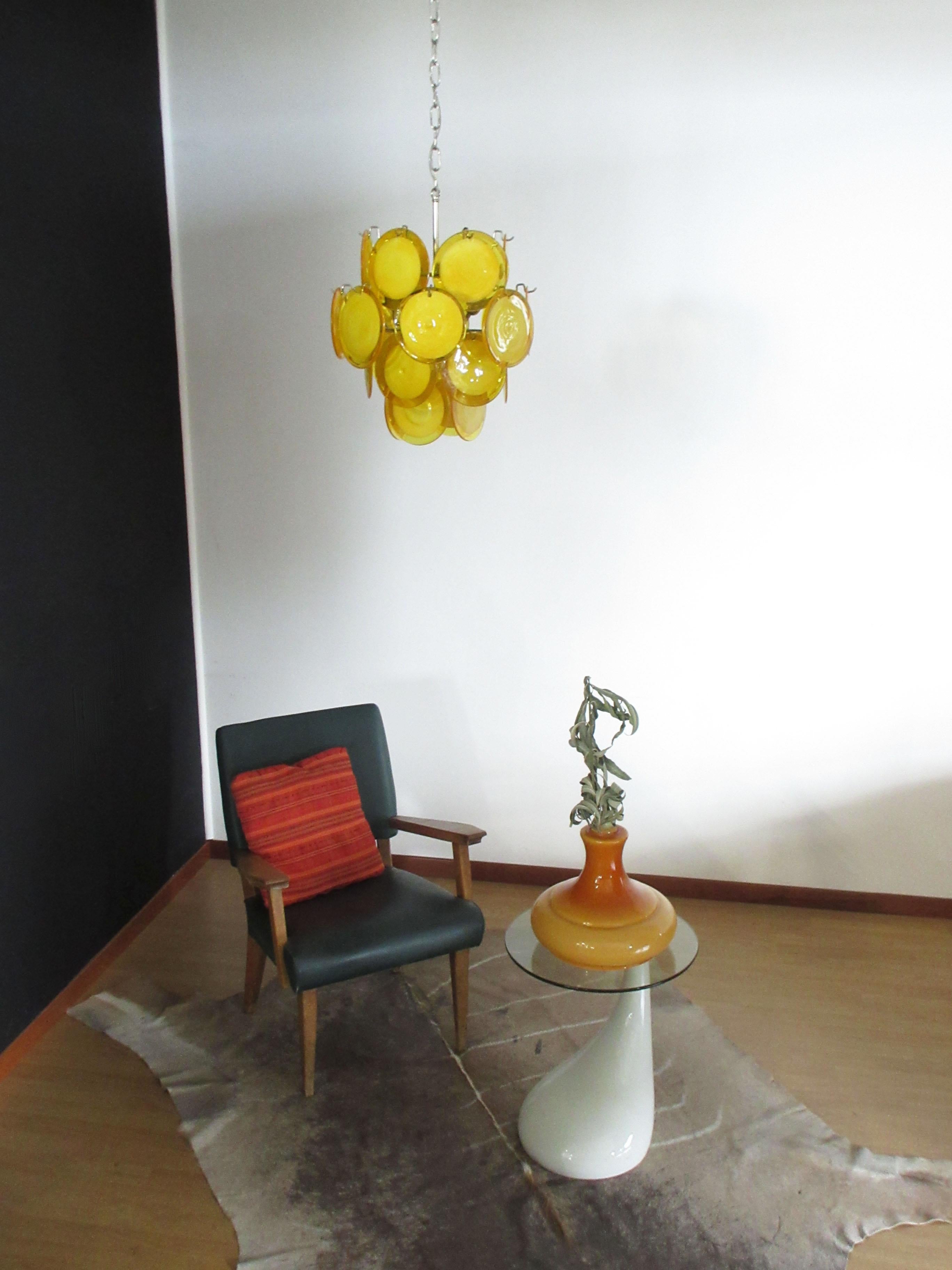 Vintage Italian Murano chandelier in Vistosi style. The chandelier has 24 fantastic Murano yellow disks in a metal frame.
Period: late 20th century
Dimensions: 41,30 inches (105 cm) height with chain; 20,50 inches (52 cm) height without chain;