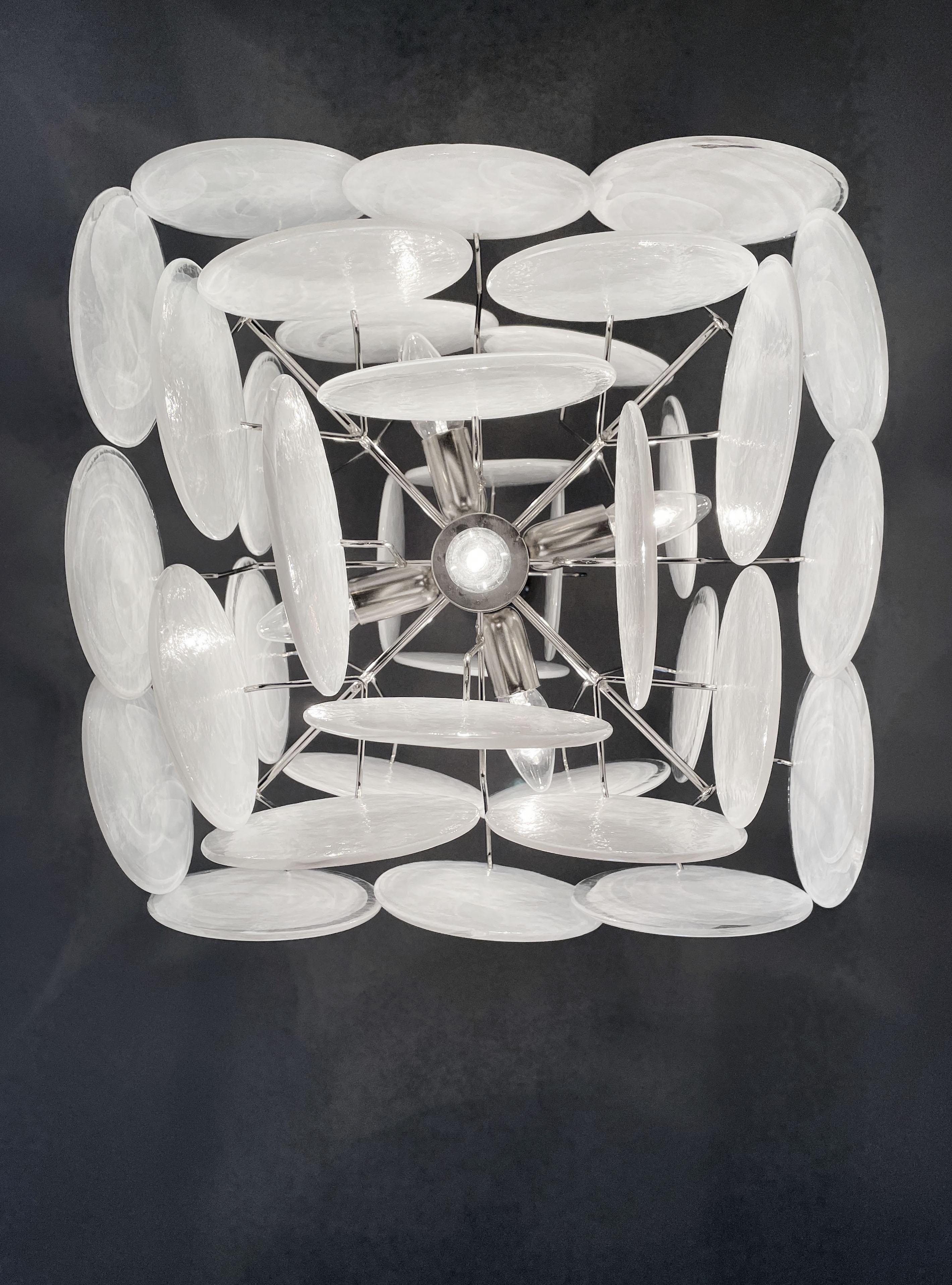 Vieux lustre italien en Murano de style Vistosi. Le lustre comporte 36 fantastiques disques irisés blanc albâtre dans un cadre métallique en nickel.
Période : fin du XXe siècle
Dimensions : 44,50 pouces (150 cm) de hauteur avec chaîne ; 19,40 pouces