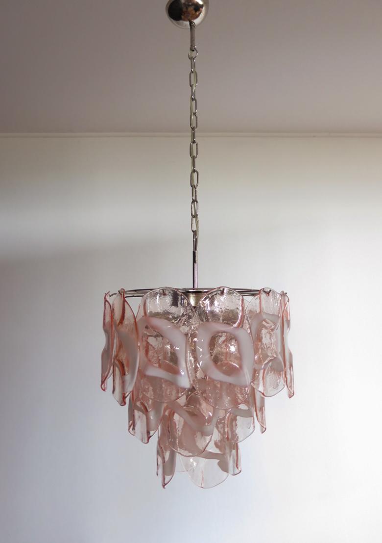 Galvanized 1970’s Vintage Italian Murano chandelier lamp in Vistosi style 23 pink glasses For Sale