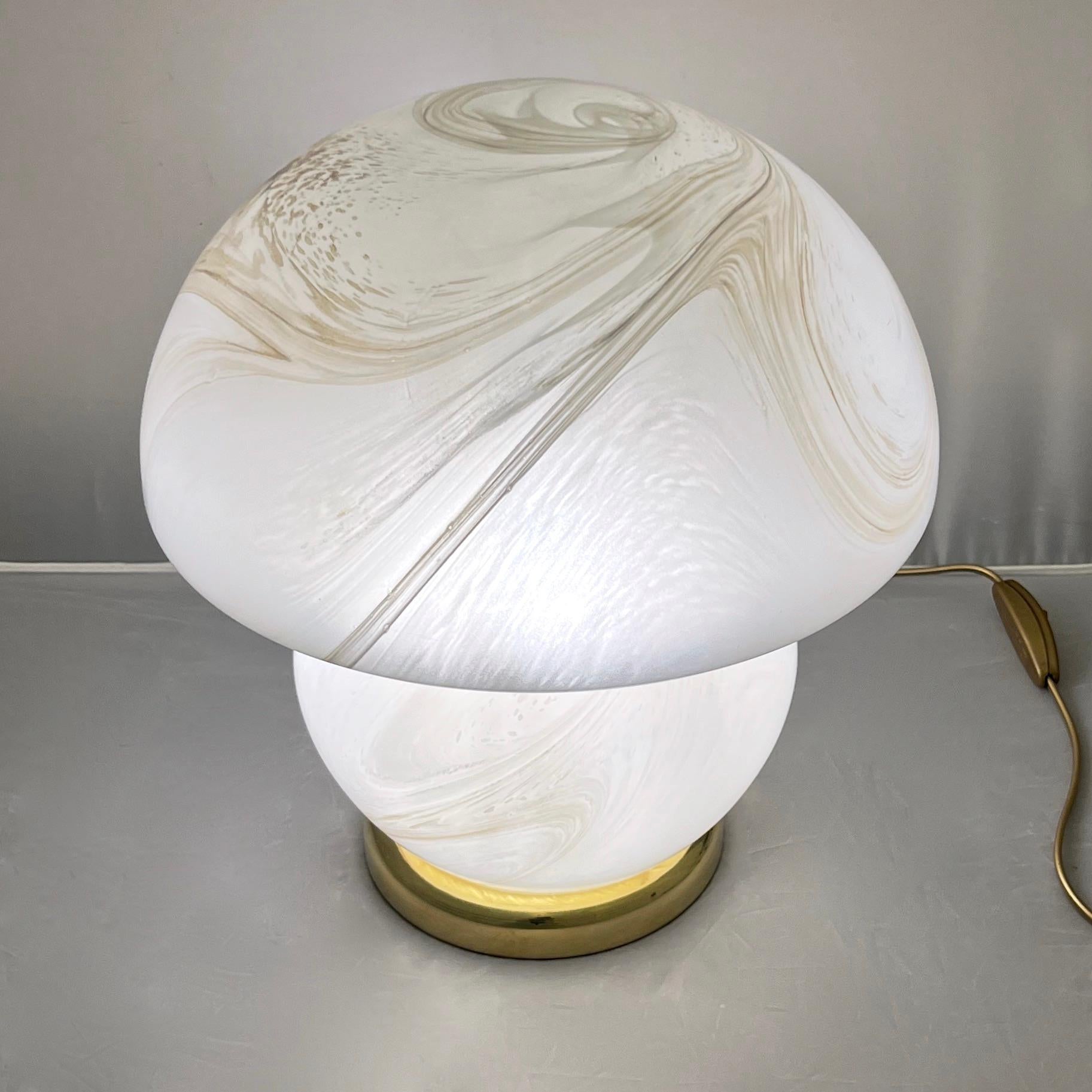 1970s Vintage Italian Pair of Alabaster Murano Glass and Brass Mushroom Lamps For Sale 4