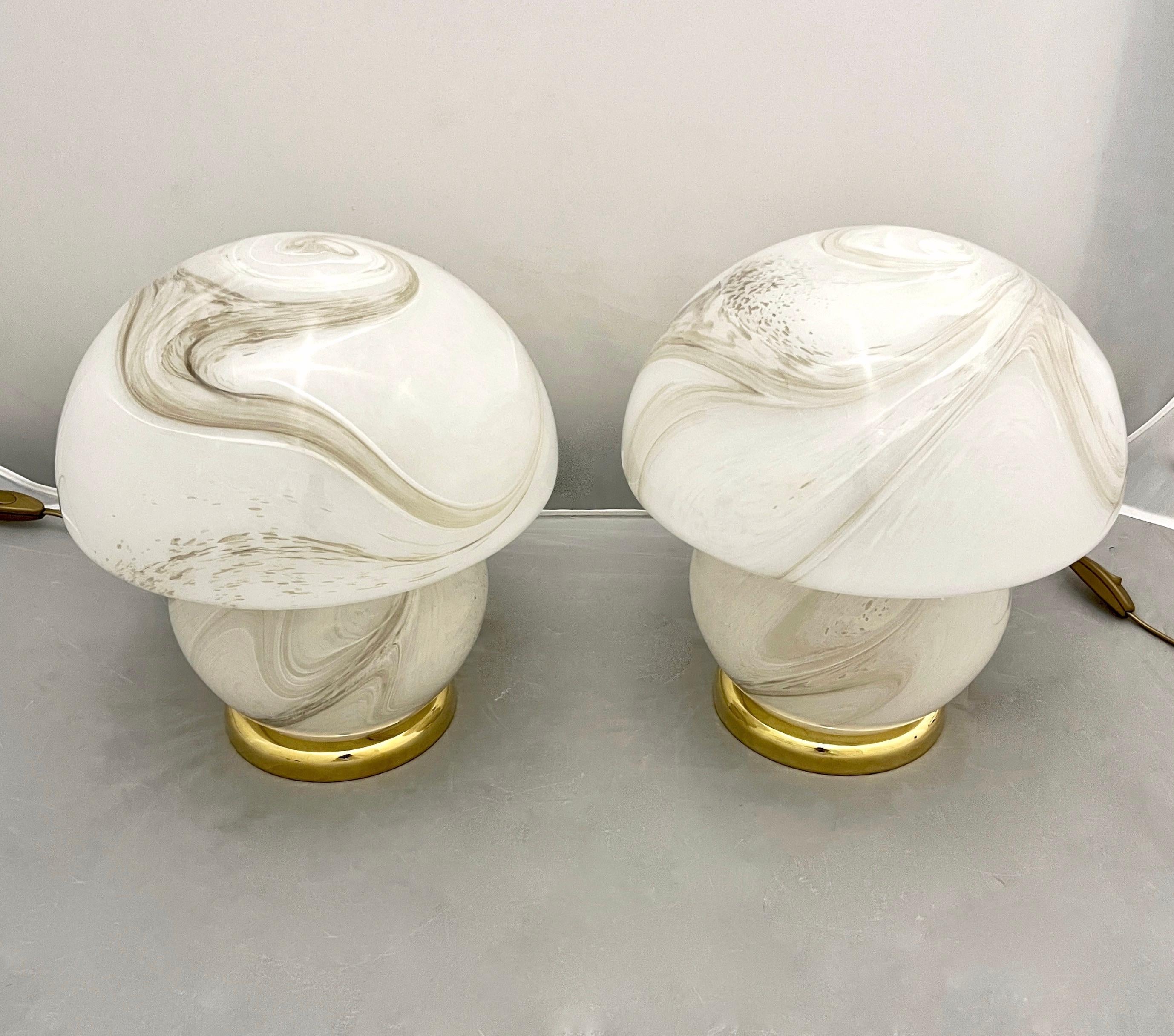 1970s Vintage Italian Pair of Alabaster Murano Glass and Brass Mushroom Lamps For Sale 5