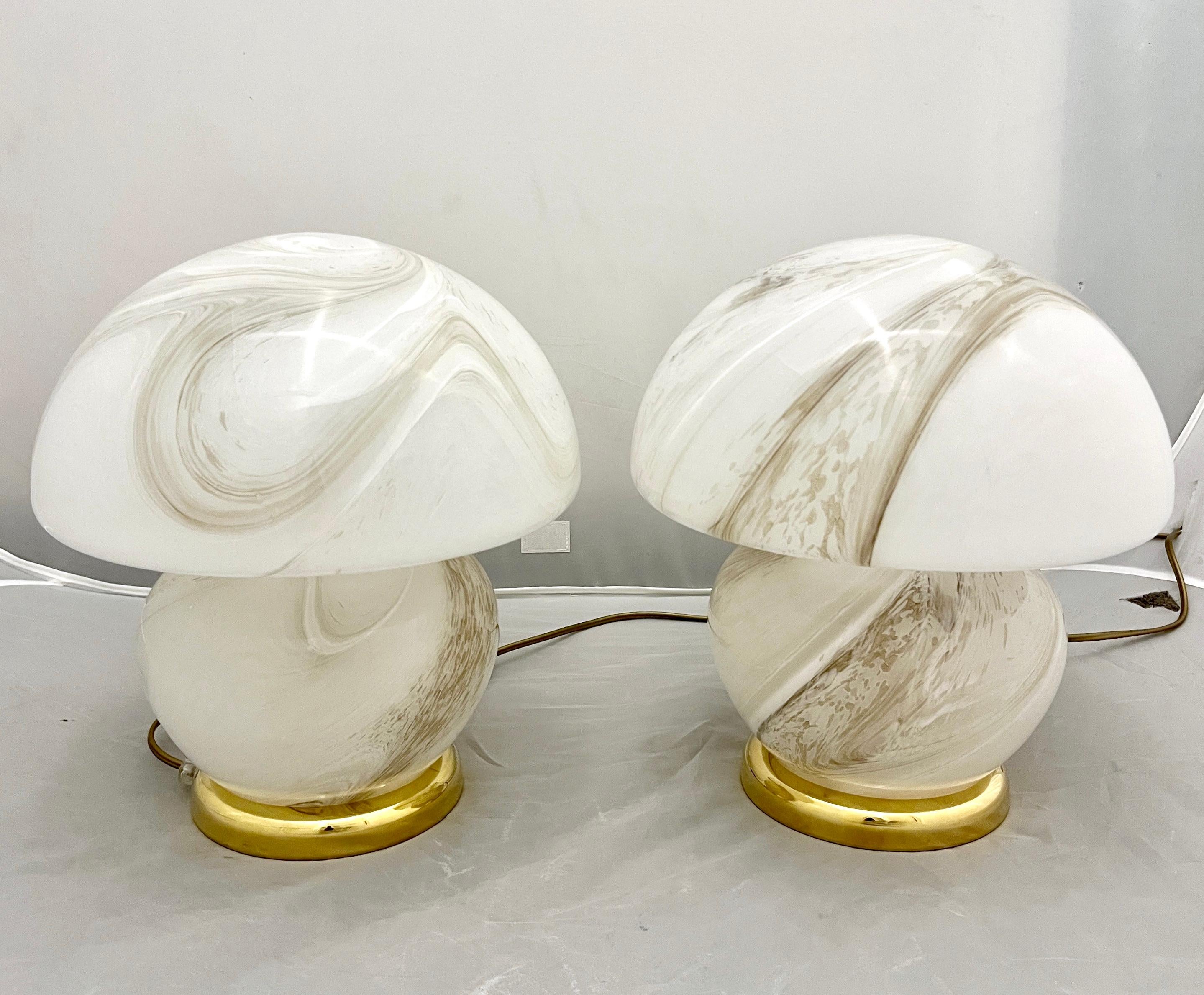 1970s Vintage Italian Pair of Alabaster Murano Glass and Brass Mushroom Lamps For Sale 7