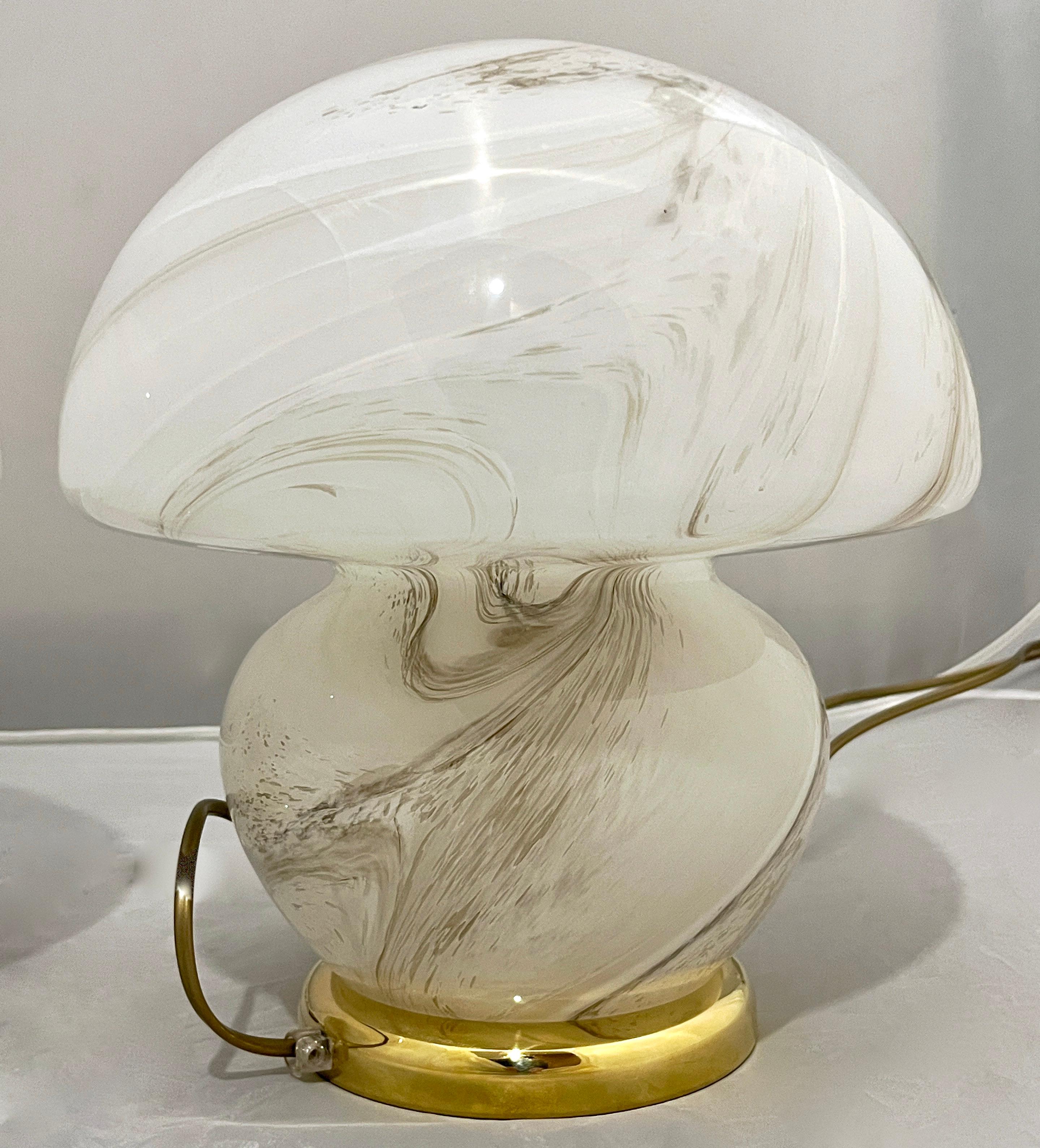 1970s Vintage Italian Pair of Alabaster Murano Glass and Brass Mushroom Lamps For Sale 9