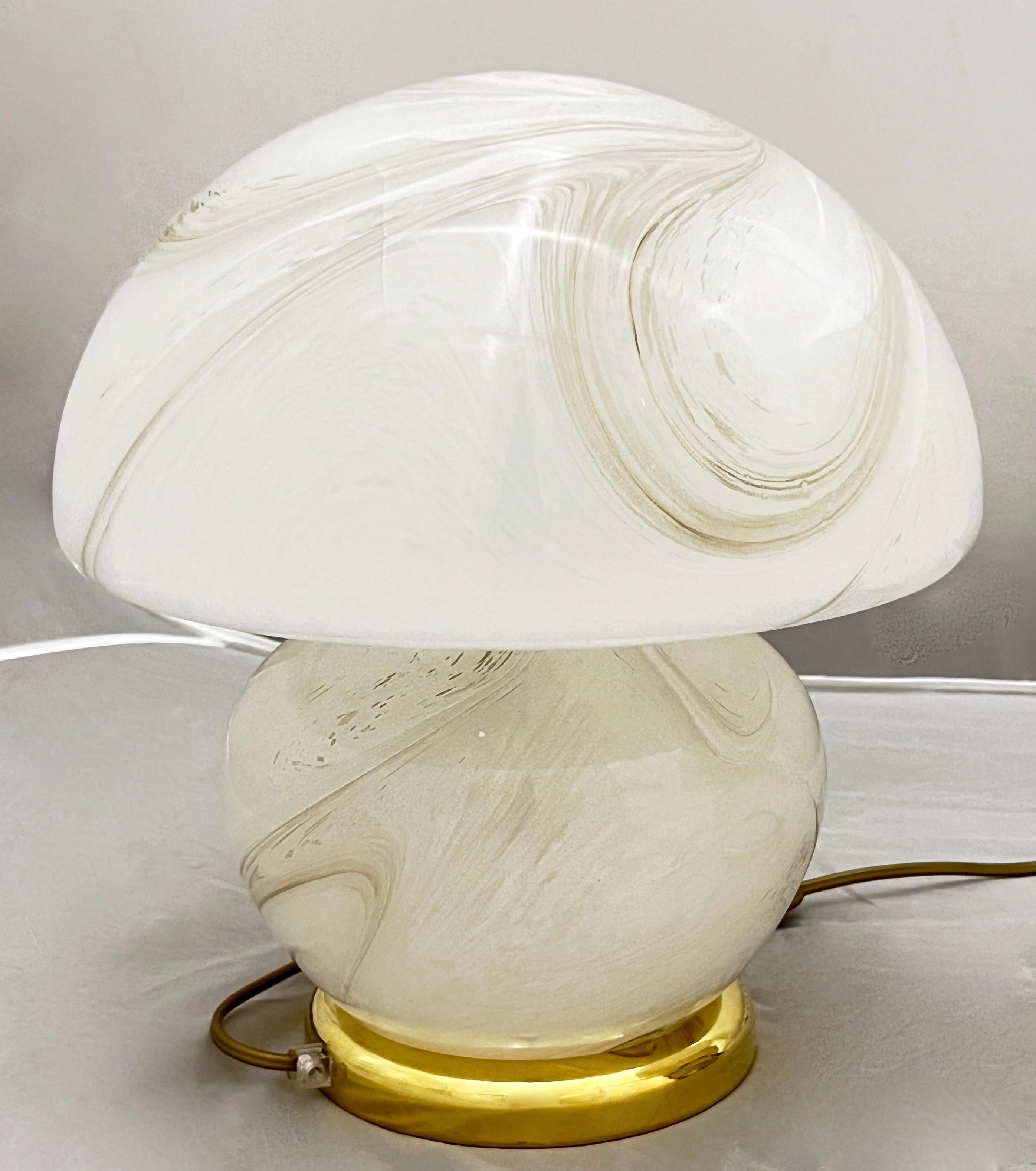 1970s Vintage Italian Pair of Alabaster Murano Glass and Brass Mushroom Lamps For Sale 10