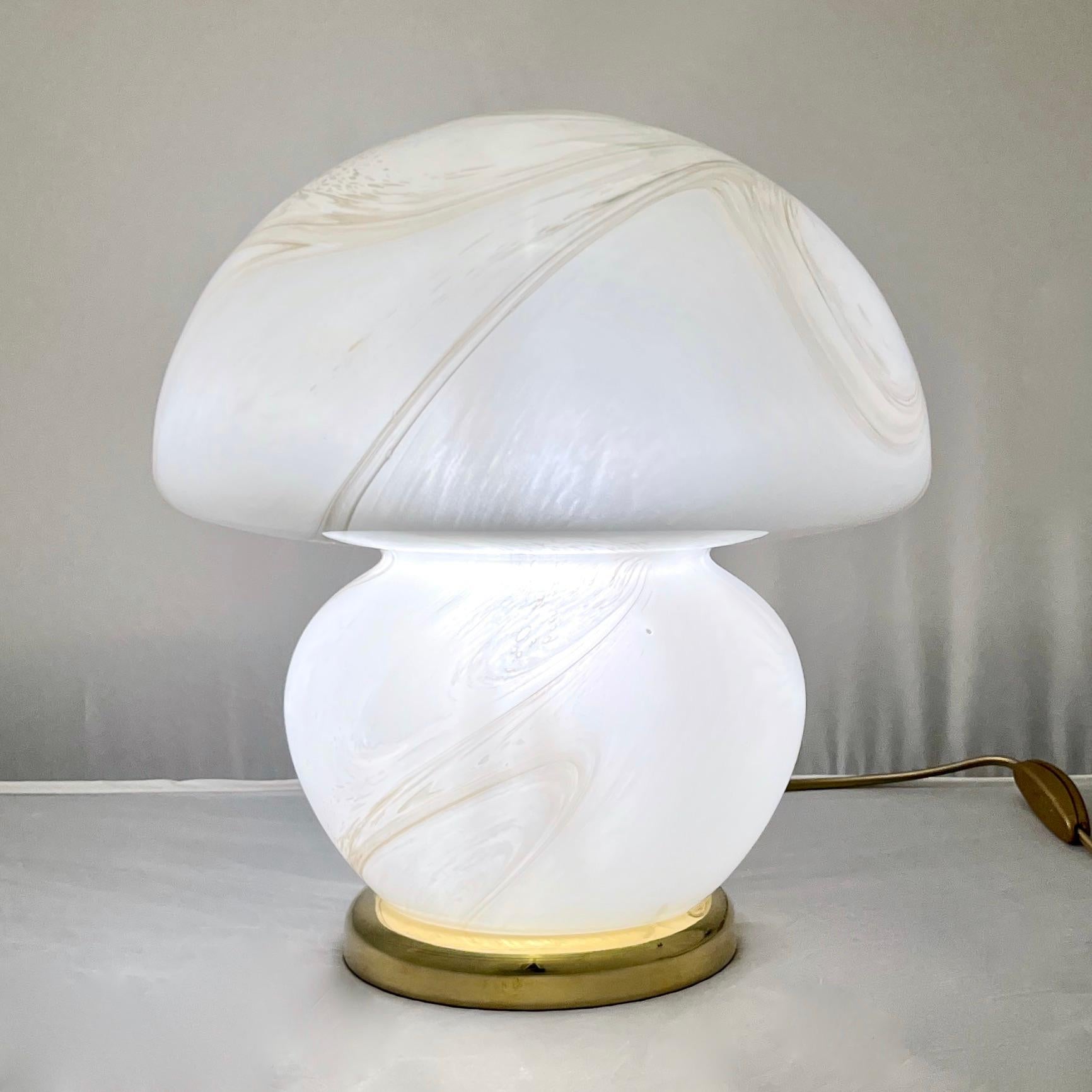 1970s Vintage Italian Pair of Alabaster Murano Glass and Brass Mushroom Lamps For Sale 3
