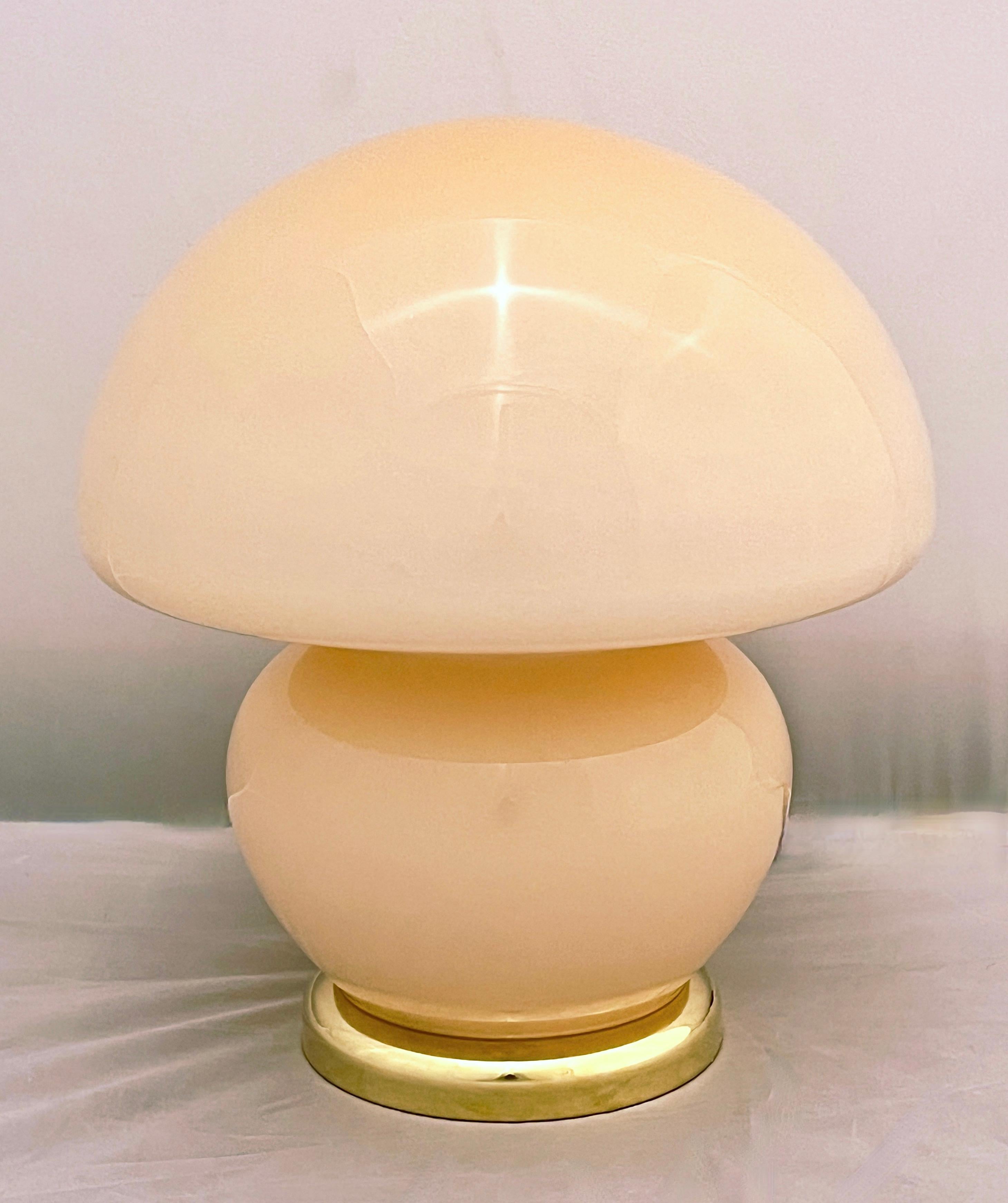 1970s Vintage Italian Pair of Blush Pink Murano Glass and Brass Mushroom Lamps  For Sale 5