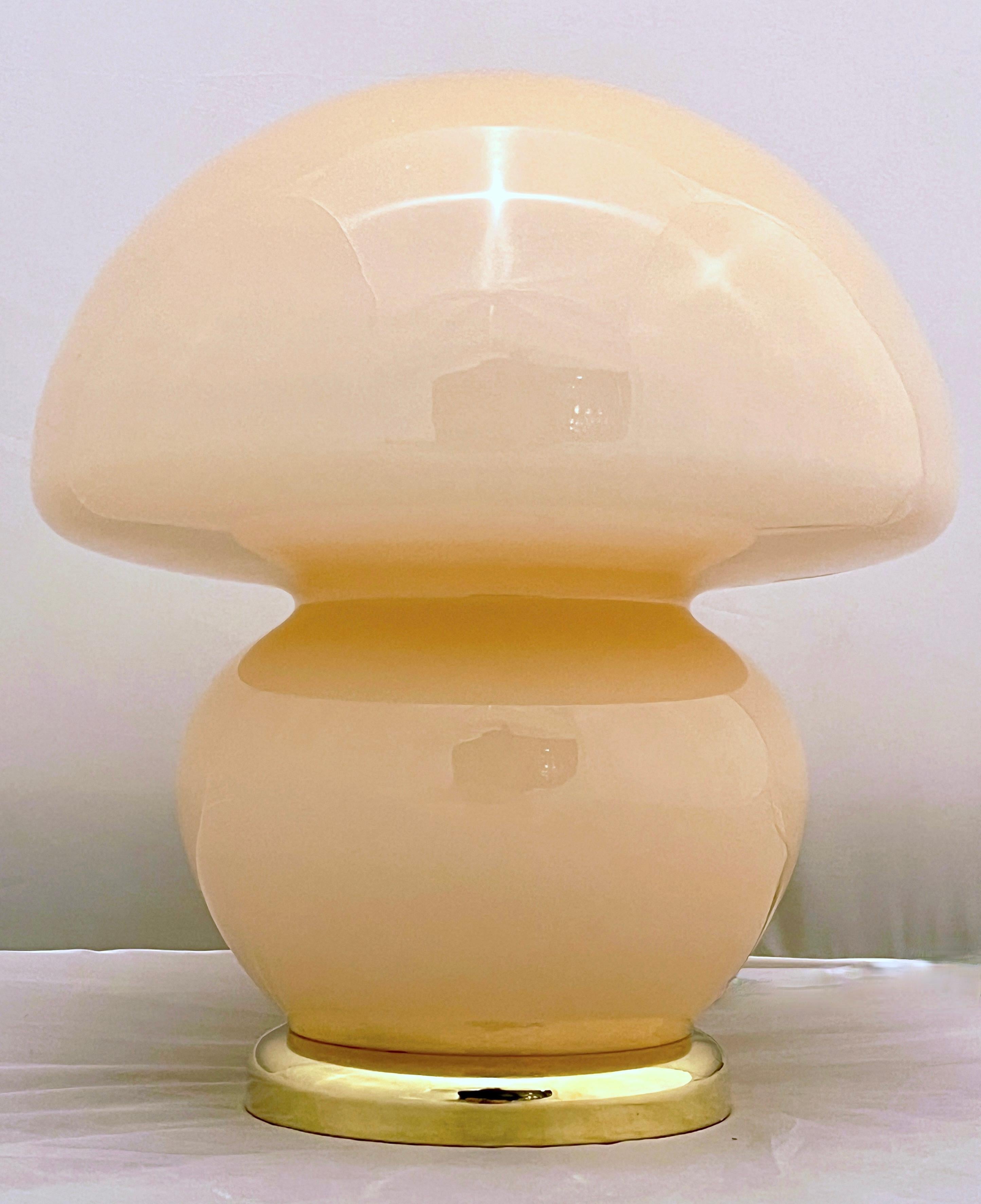 1970s Vintage Italian Pair of Blush Pink Murano Glass and Brass Mushroom Lamps  For Sale 6