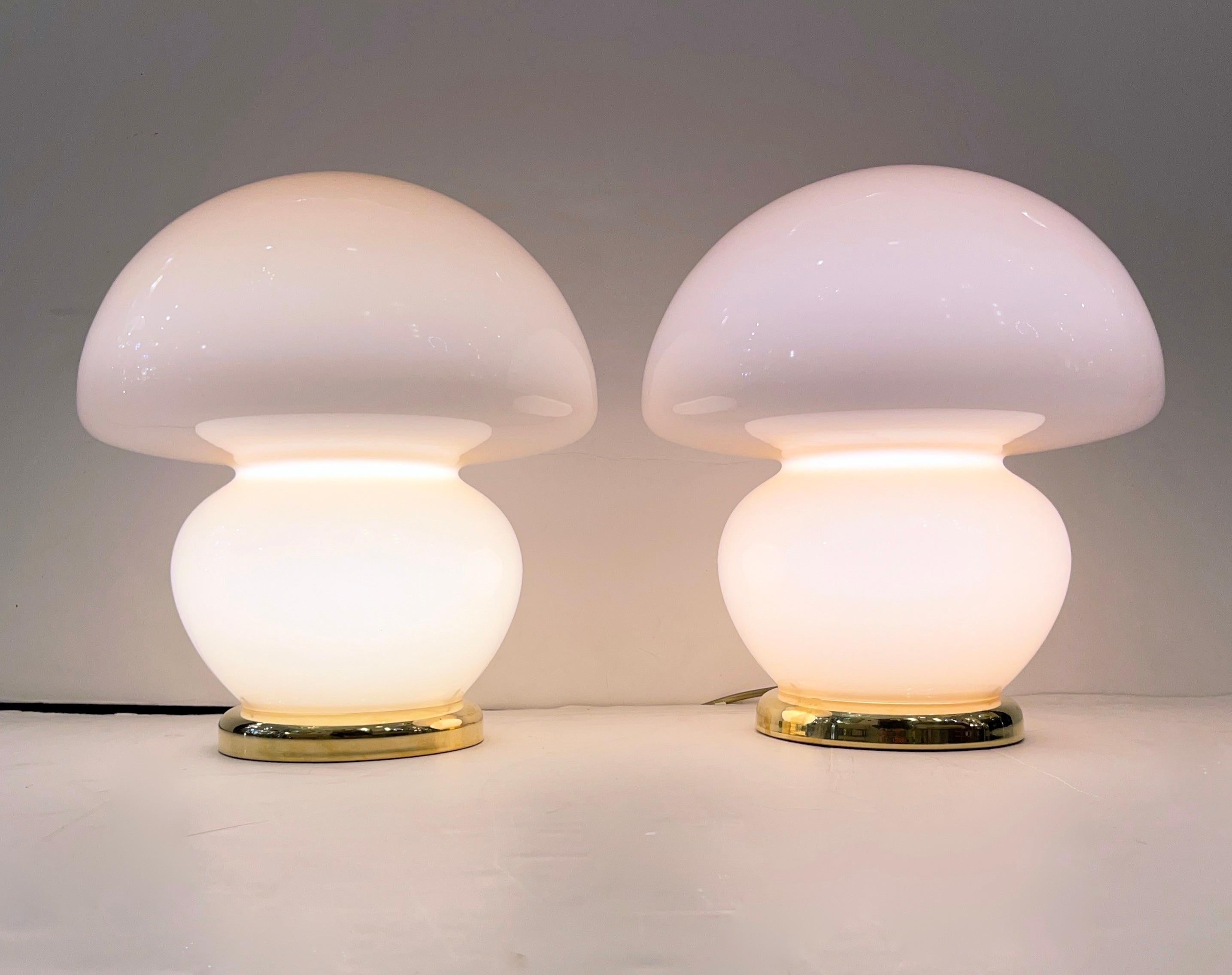 1970s Vintage Italian Pair of Blush Pink Murano Glass and Brass Mushroom Lamps  For Sale 7