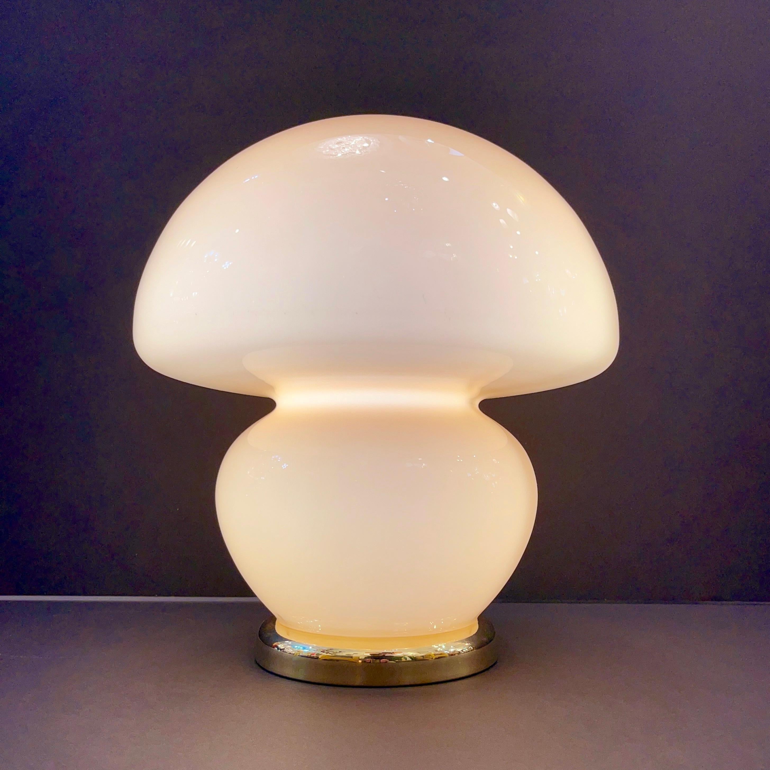 Mid-Century Modern 1970s Vintage Italian Pair of Blush Pink Murano Glass and Brass Mushroom Lamps  For Sale