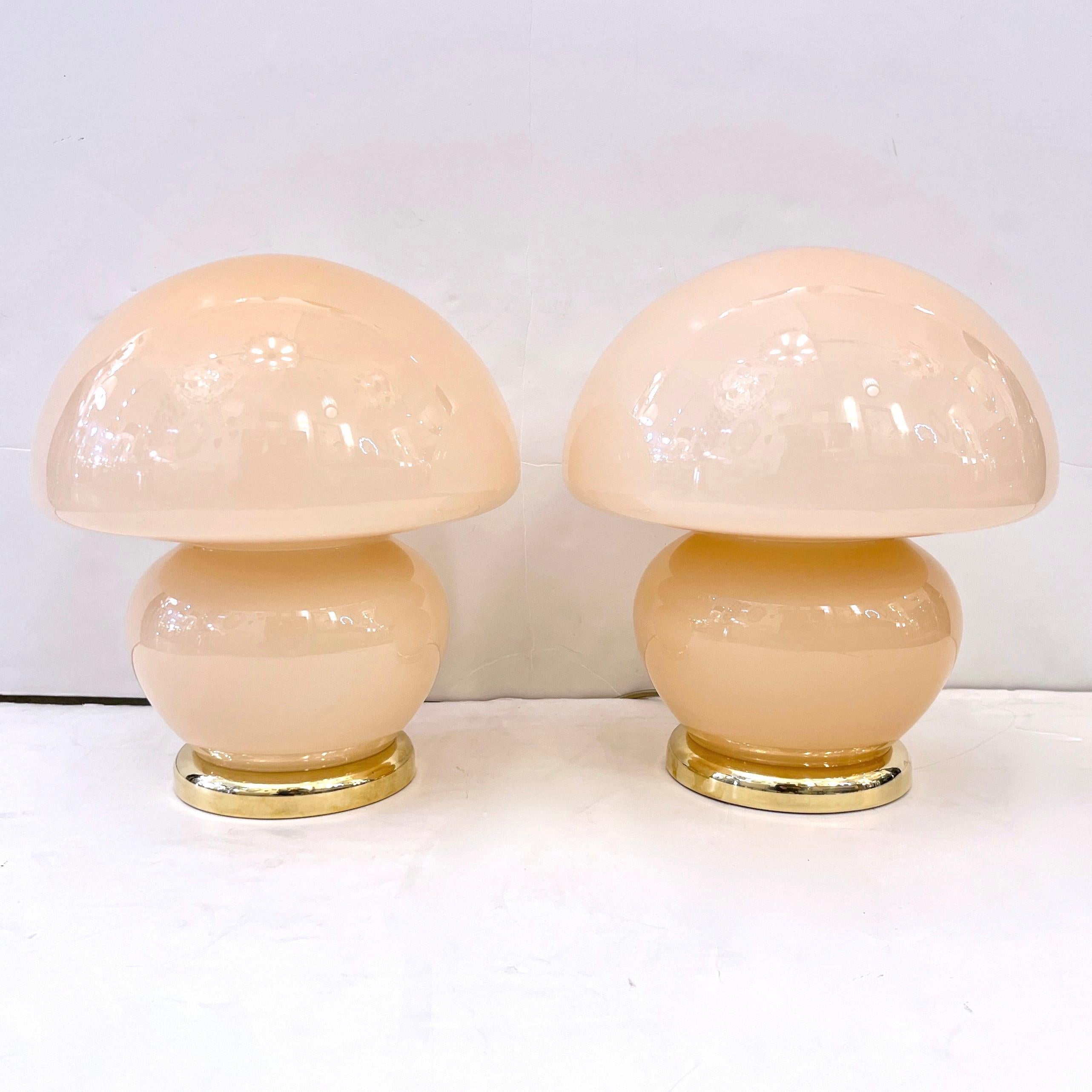 Hand-Crafted 1970s Vintage Italian Pair of Blush Pink Murano Glass and Brass Mushroom Lamps  For Sale