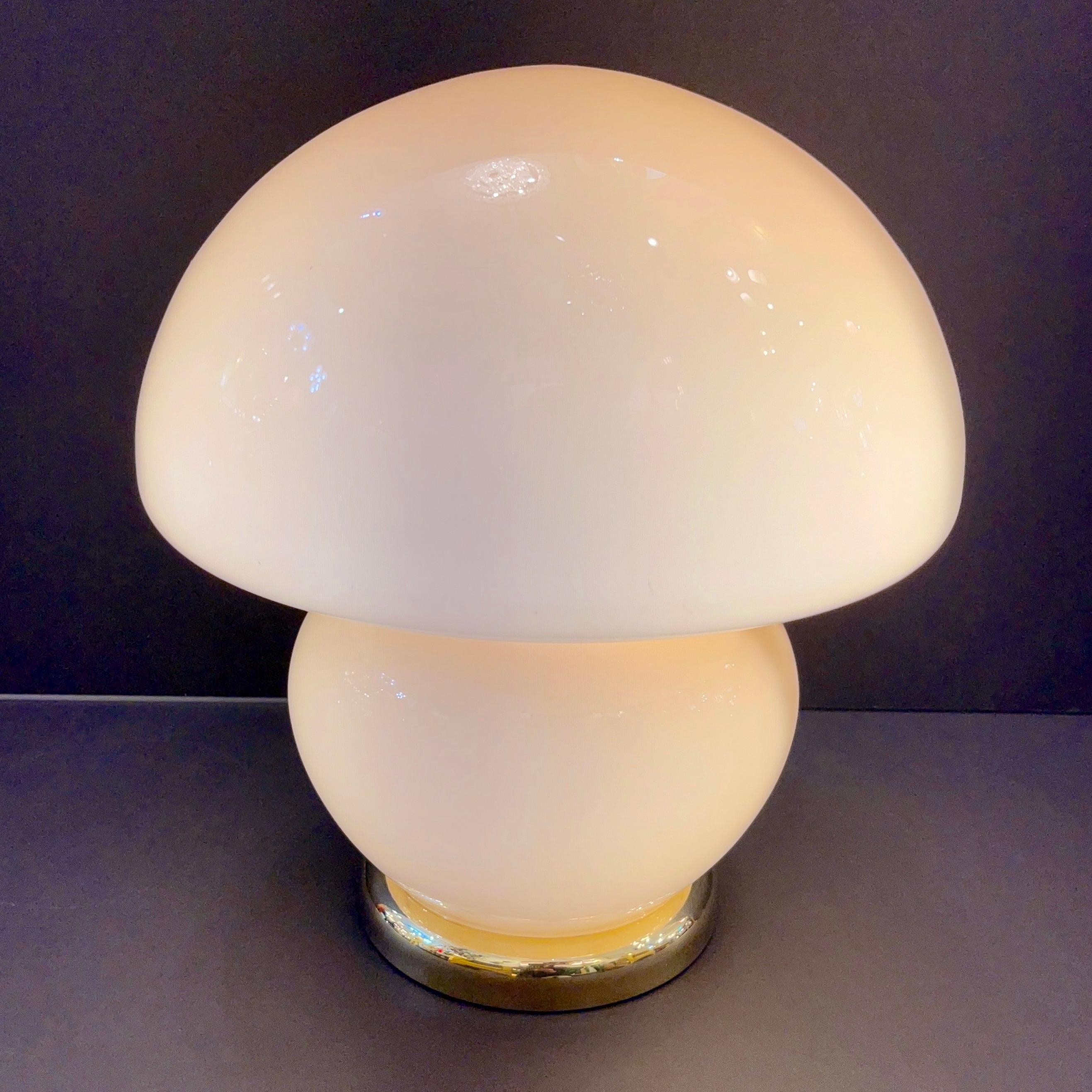1970s Vintage Italian Pair of Blush Pink Murano Glass and Brass Mushroom Lamps  In Excellent Condition For Sale In New York, NY