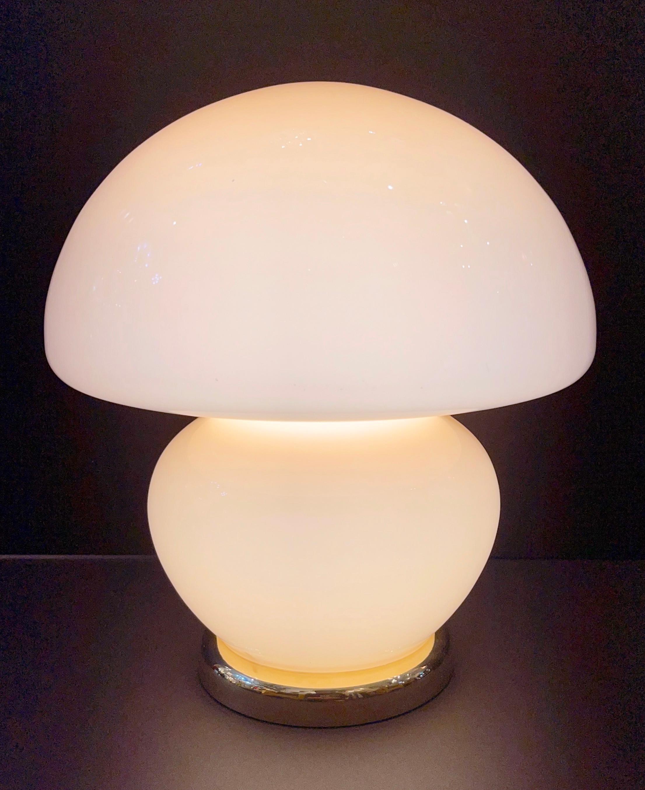 20th Century 1970s Vintage Italian Pair of Blush Pink Murano Glass and Brass Mushroom Lamps  For Sale
