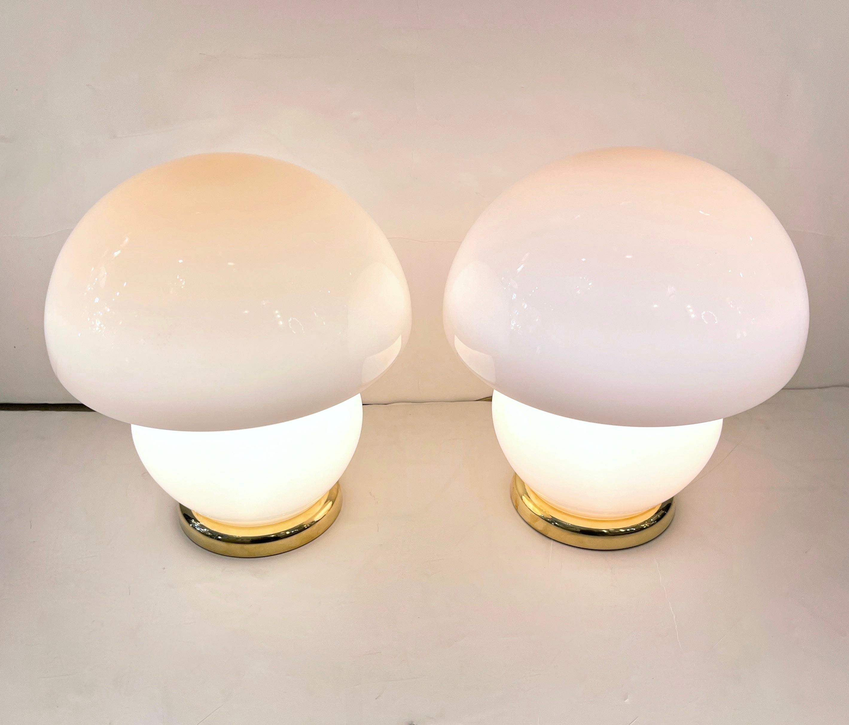 1970s Vintage Italian Pair of Blush Pink Murano Glass and Brass Mushroom Lamps  For Sale 1