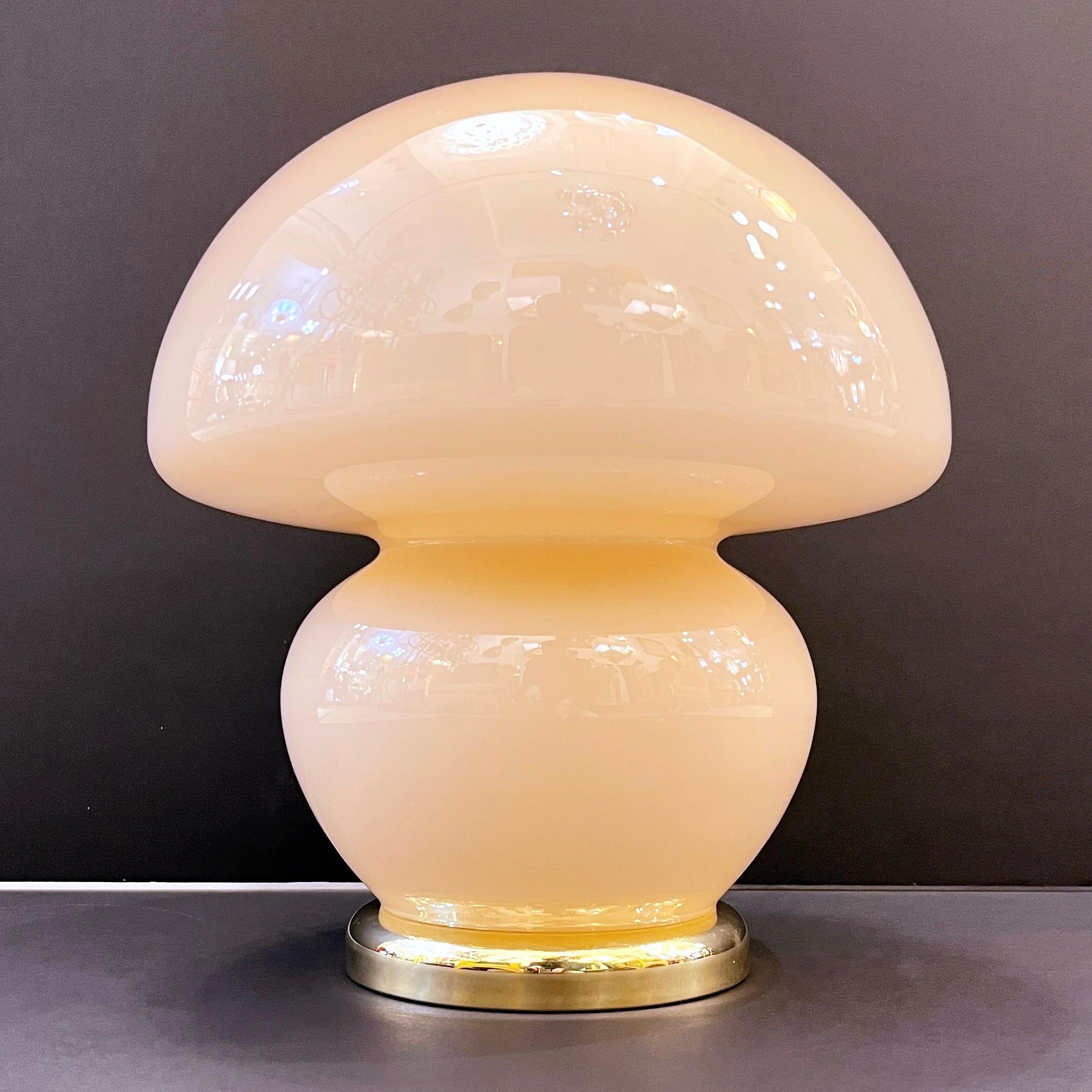 1970er Vintage Italian Lamps Paar rosa Murano-Glas und Messing Pilzlampen  im Angebot 1