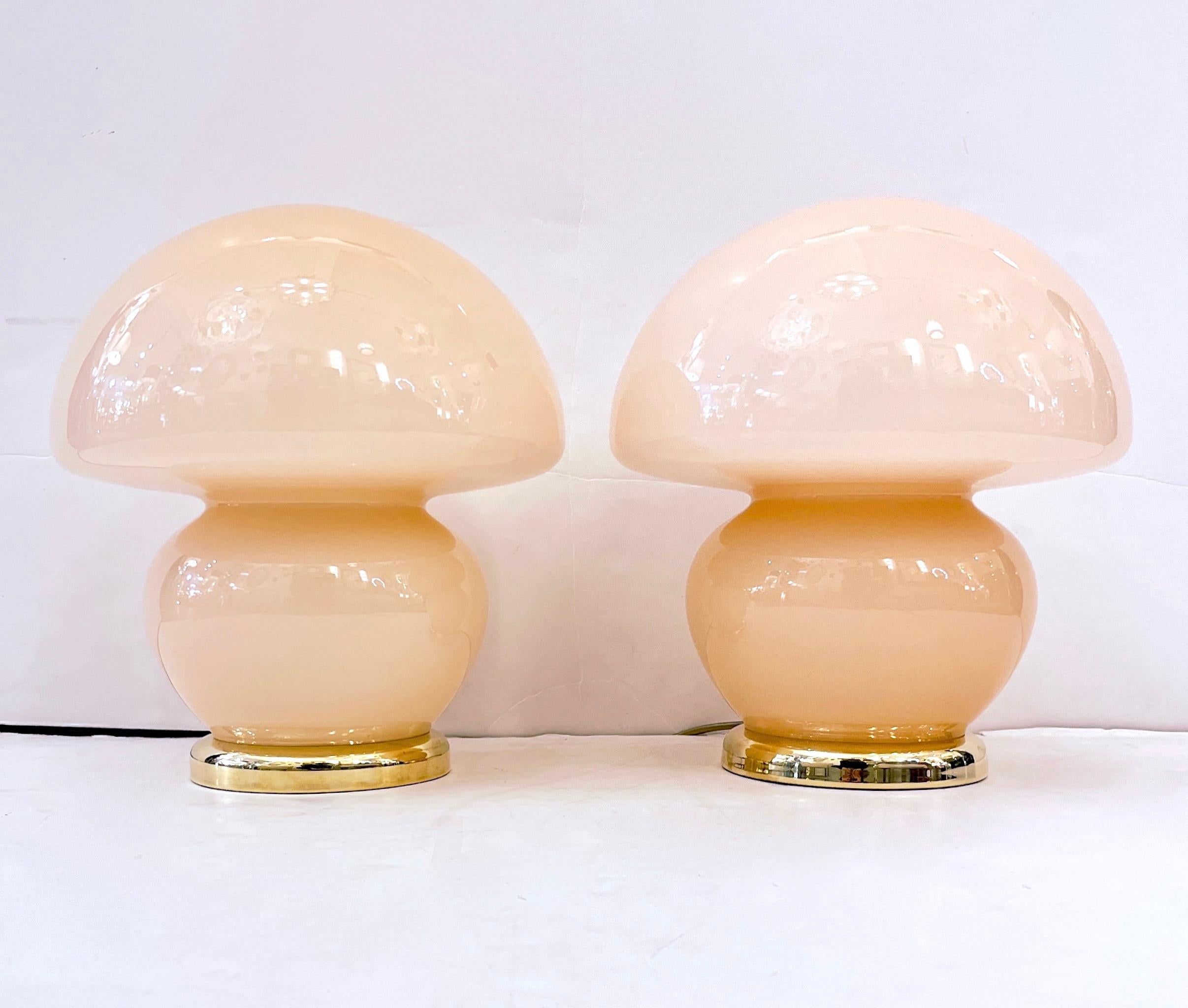 Paire de lampes champignons italiennes vintage des années 1970 en verre de Murano rose poudré et laiton  en vente 2