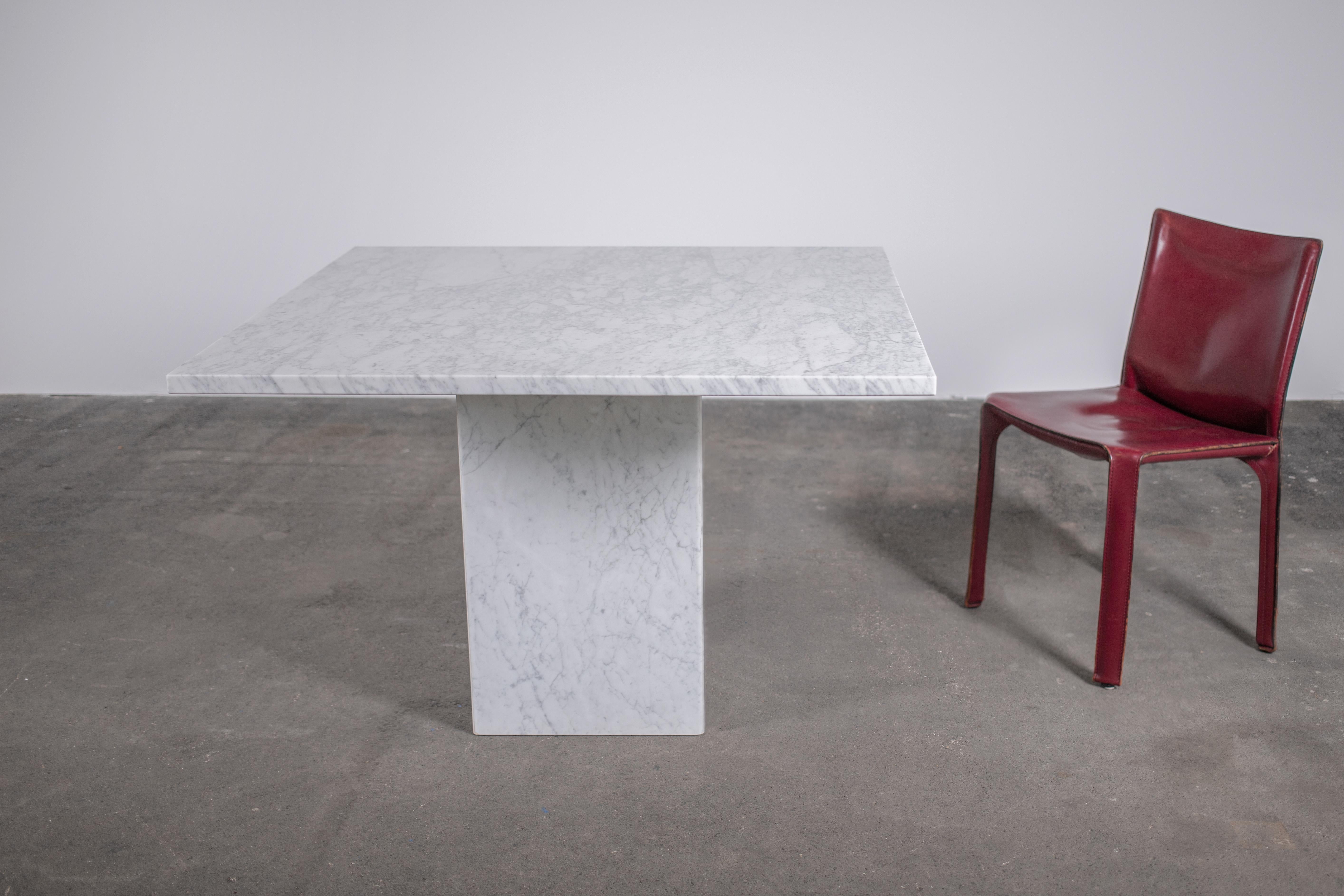 Brutalisme Table de salle à manger ou table centrale italienne carrée vintage des années 1970 en marbre blanc Carrera en vente