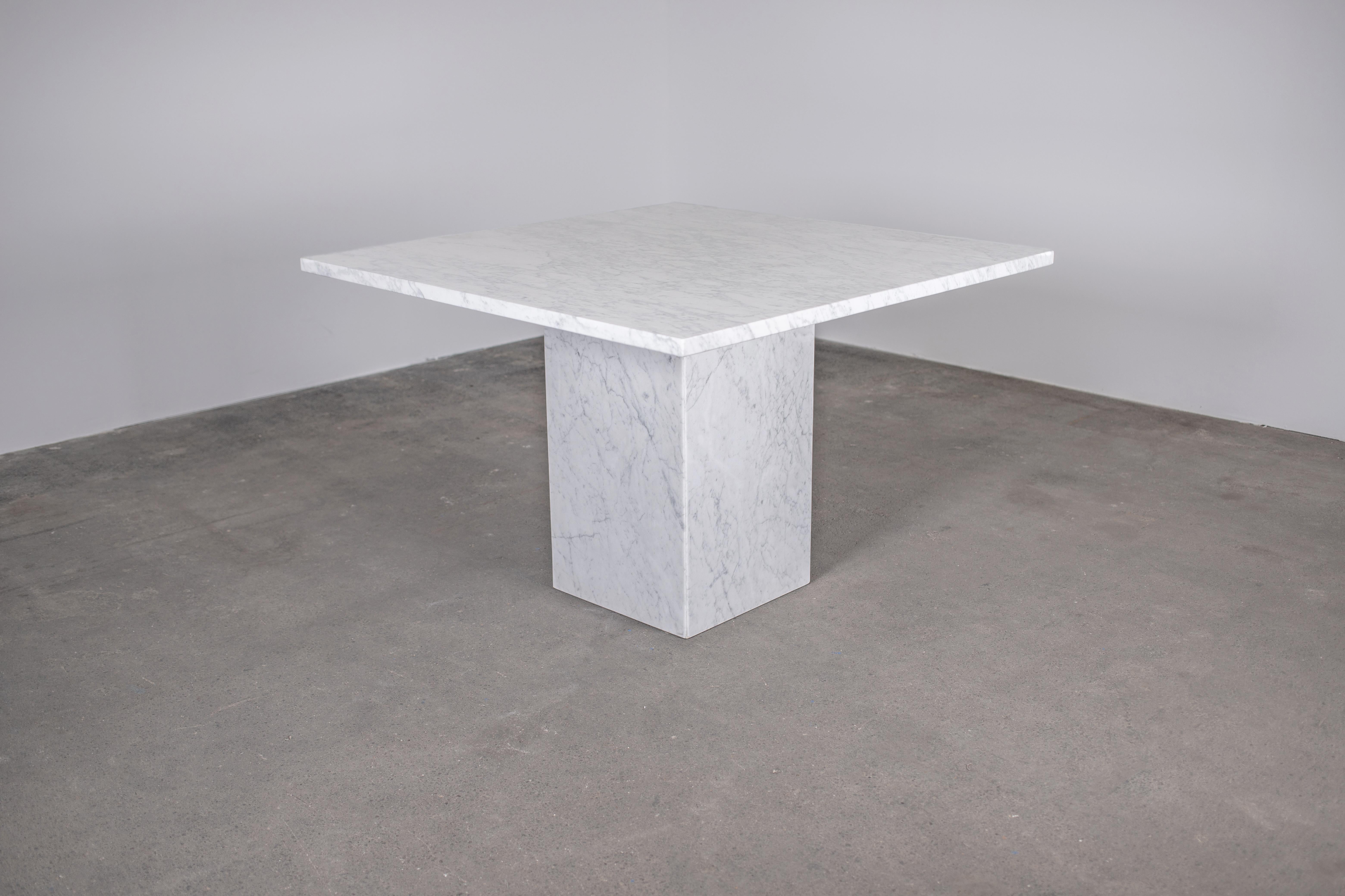Poli Table de salle à manger ou table centrale italienne carrée vintage des années 1970 en marbre blanc Carrera en vente