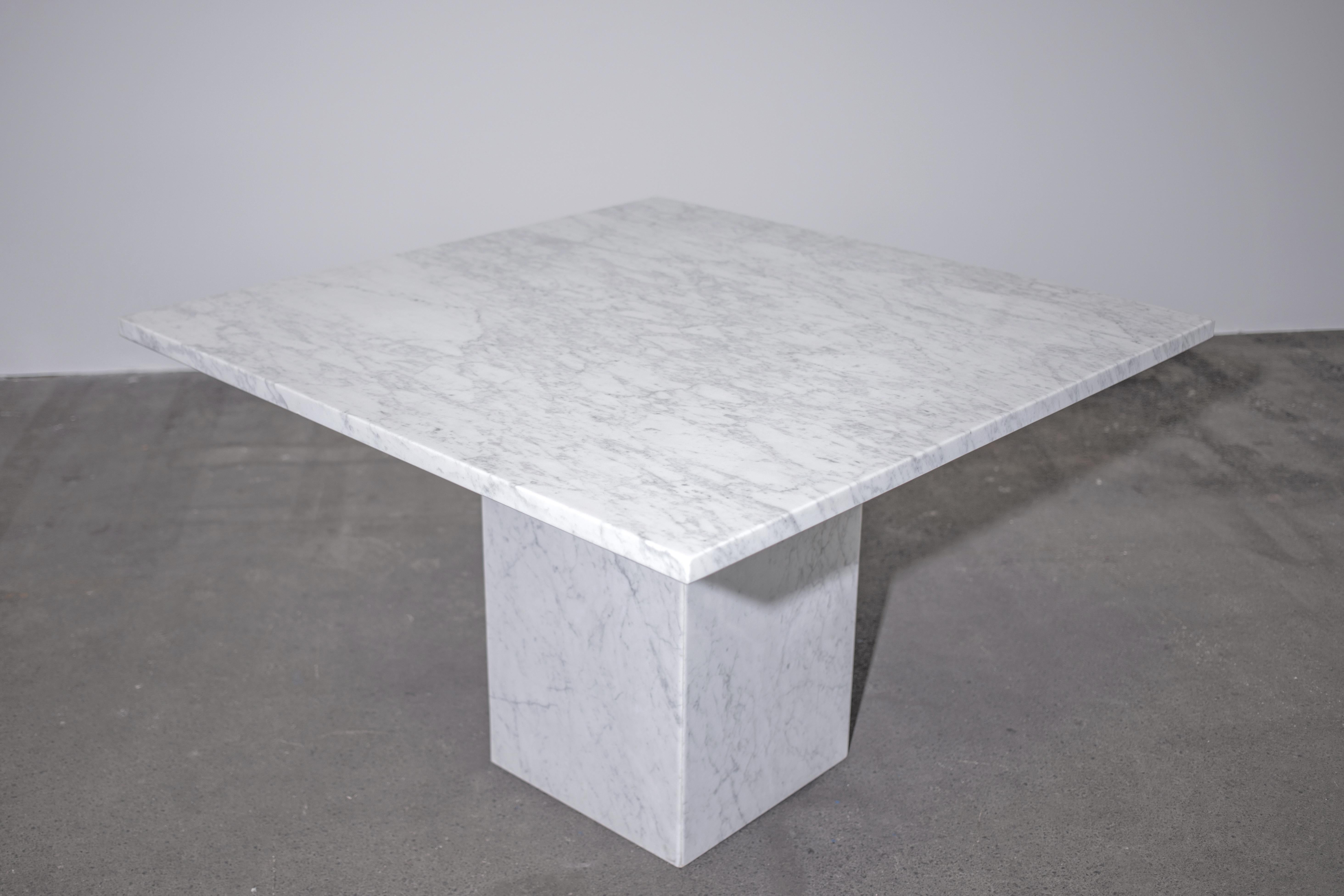 Table de salle à manger ou table centrale italienne carrée vintage des années 1970 en marbre blanc Carrera en vente 1
