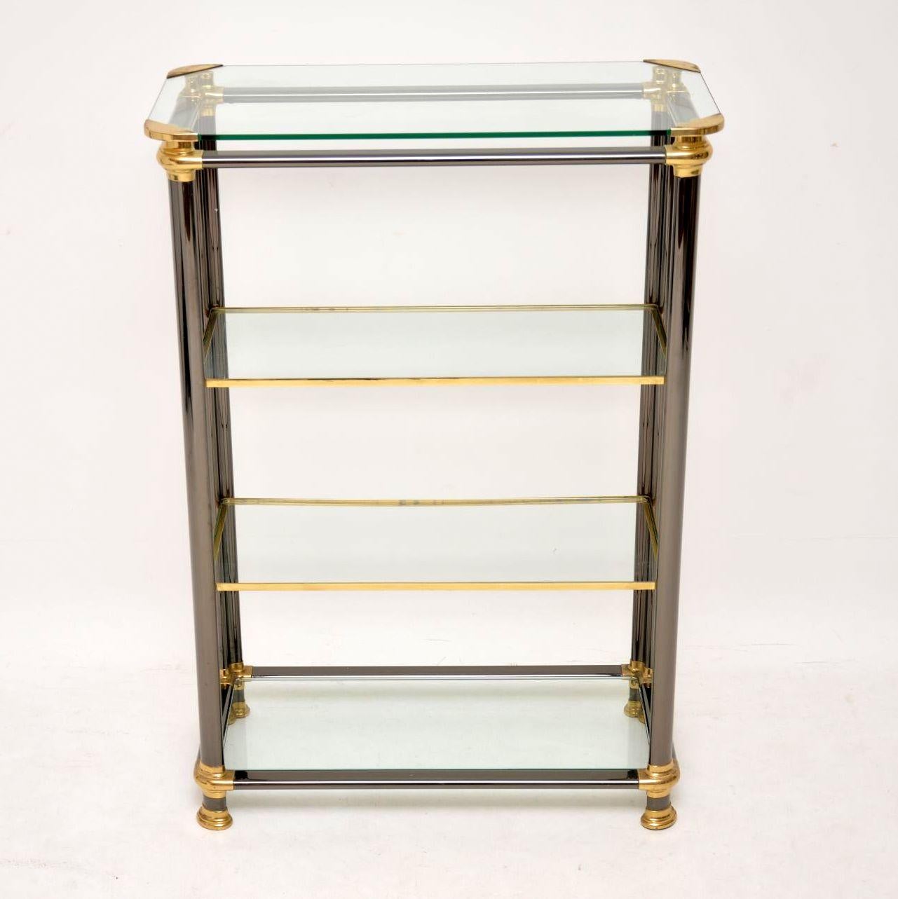 A beautiful and extremely well made cabinet in painted steel, brass and glass, this dates from the 1970s, it was most likely made in Italy. It’s of super quality, the frame is very heavy and solid, the clear glass shelves are all thick and