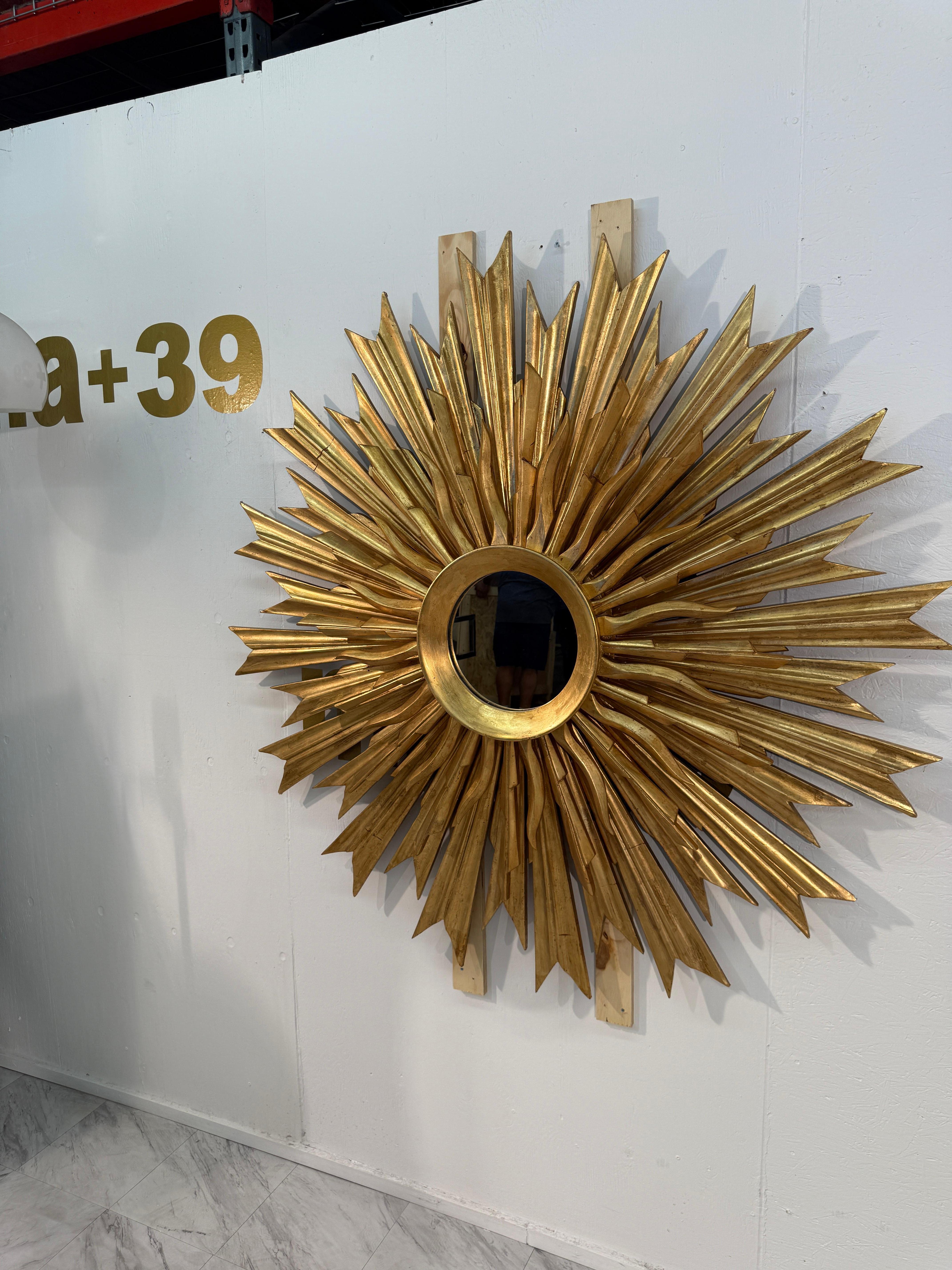 Espejo de pared vintage italiano dorado de los años 70 Art Decó en venta