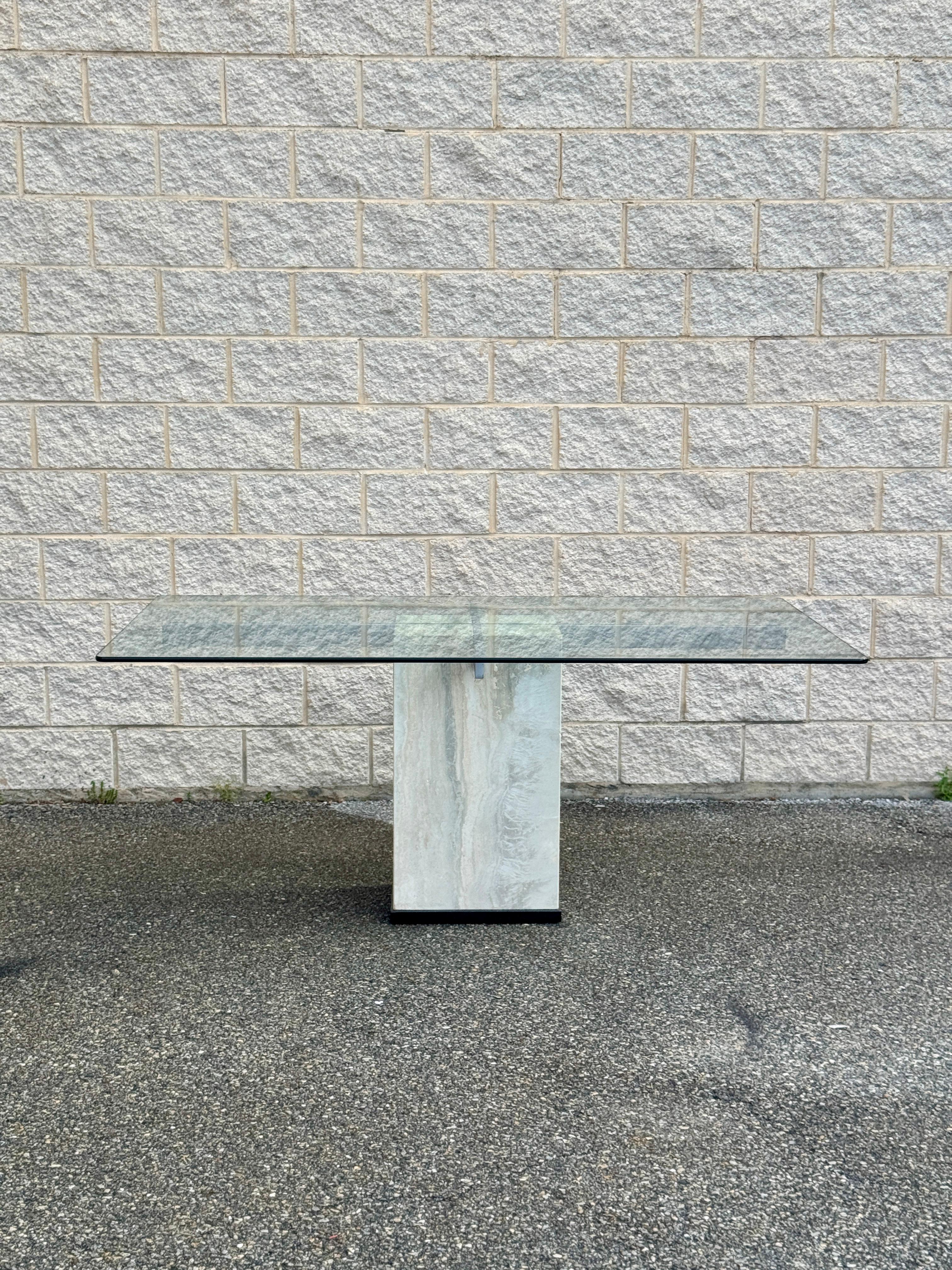 Table de conférence de salle à manger à piédestal en travertin vintage italien avec plateau en verre.

