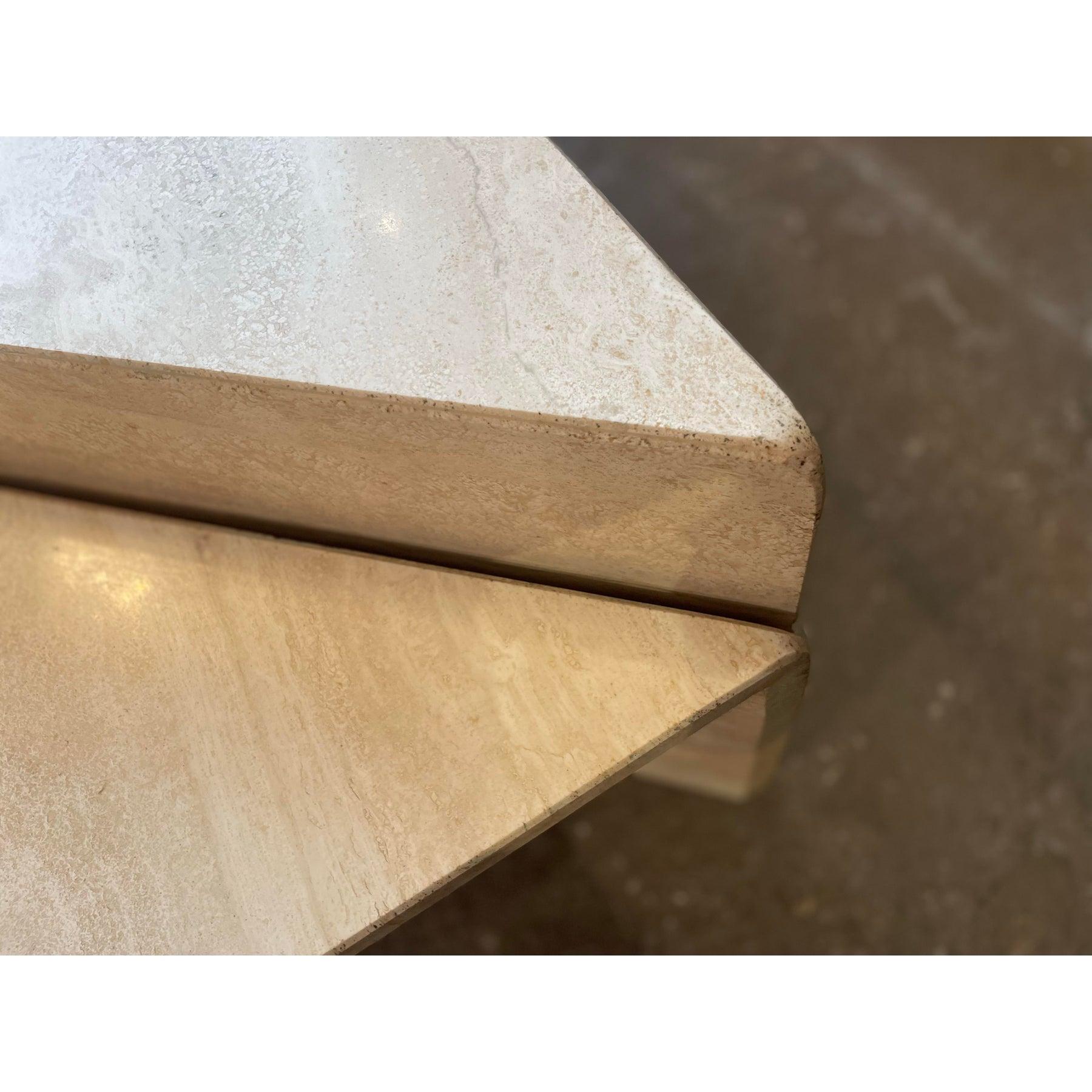 Je ne me lasse toujours pas de cette table. Il s'agit d'un design classique des années 70... en travertin italien. La table est composée de 2 triangles qui peuvent être placés à votre guise ou même utilisés séparément. Beaucoup de polyvalence et une