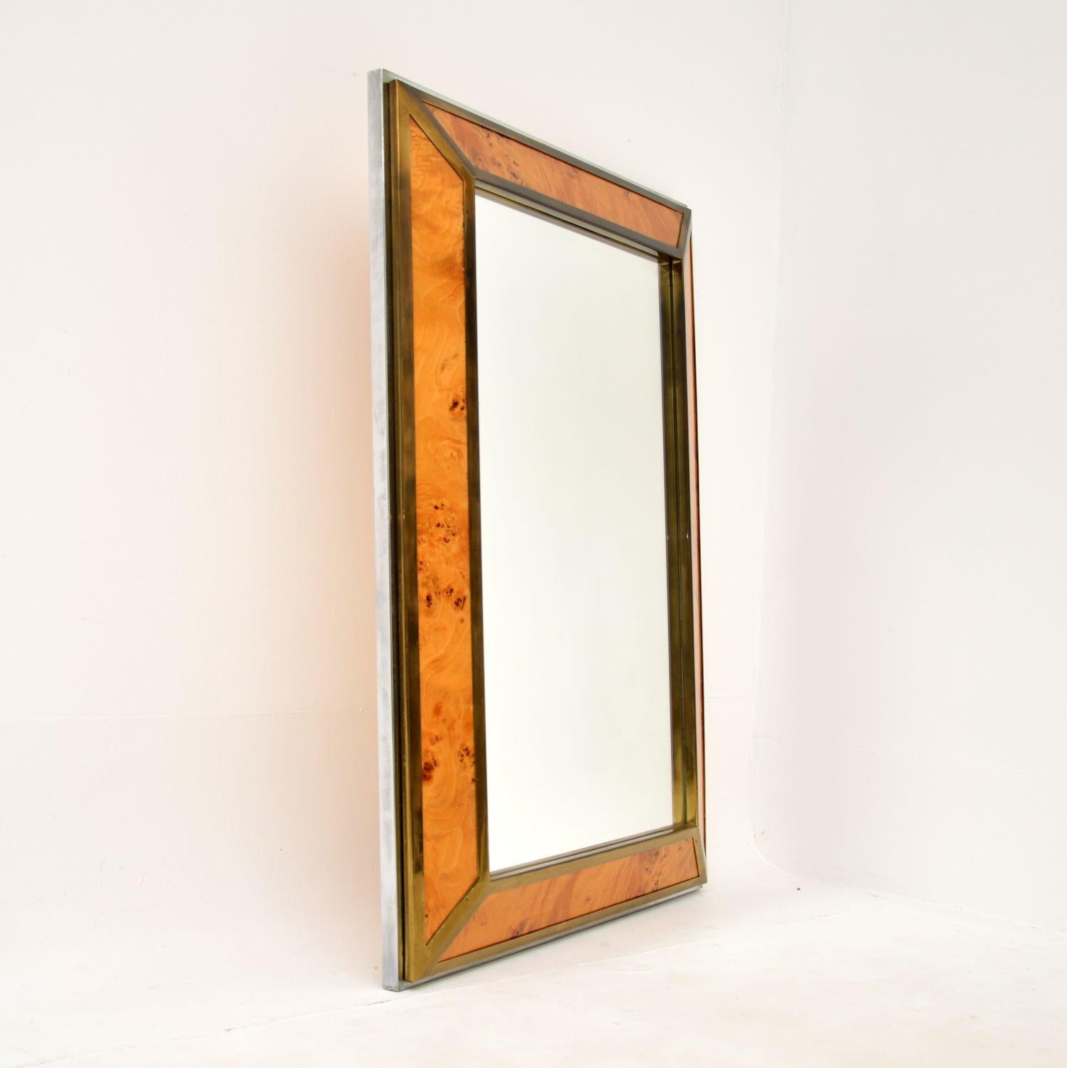 Ein äußerst stilvoller und gut gemachter italienischer Vintage-Spiegel aus den 1970er Jahren.

Der Rahmen ist von hervorragender Qualität und besteht aus Wurzelholz, massivem Messing und verchromtem Stahl. Die Vorderseite verjüngt sich nach außen