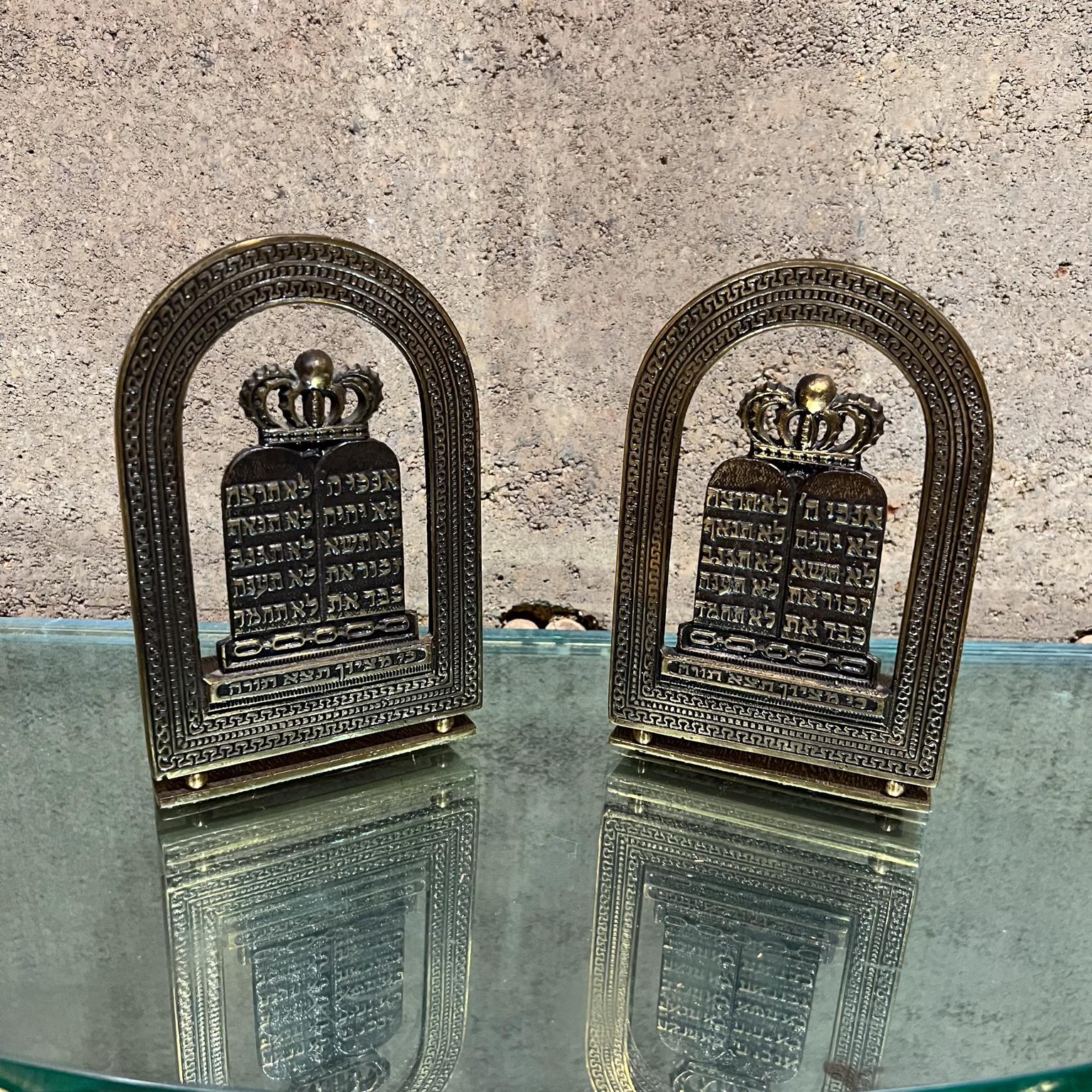 Vintage Jewish Hebrew Brass Bookends Israel
Decorative Metal
3.5 diameter x 7 h x 4.25 w
Made in Israel
Original Vintage Condition Unrestored
Refer to images provided.