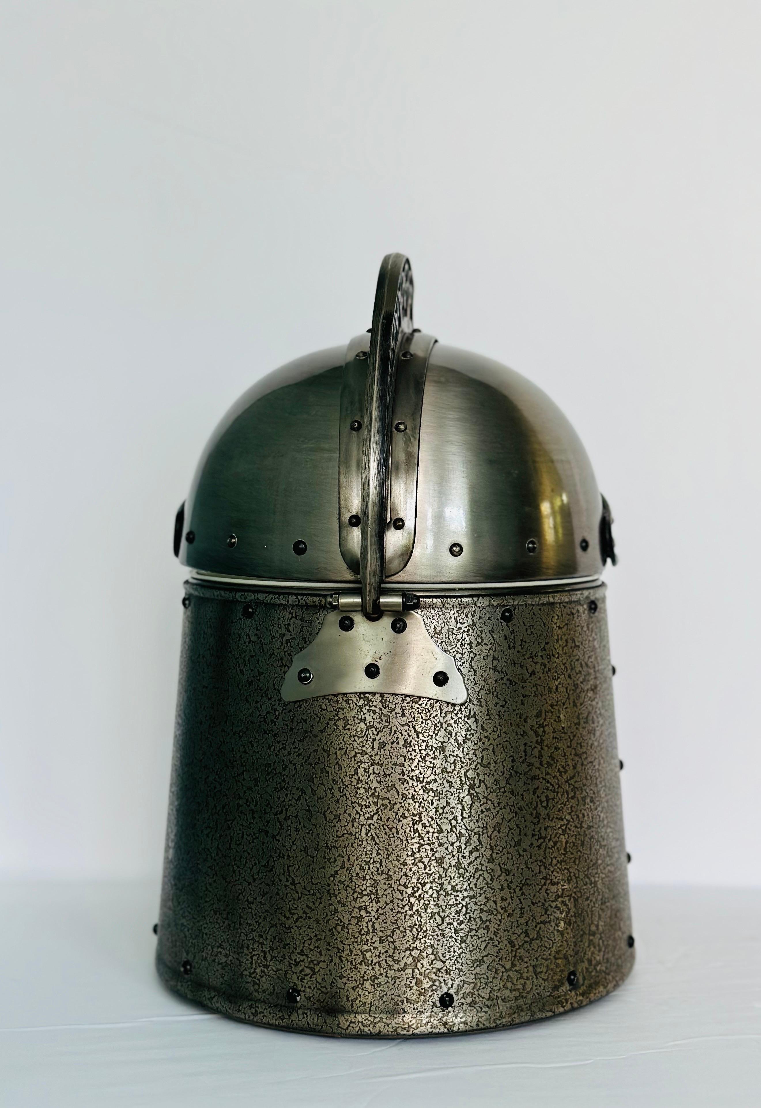 1970er Vintage Ritterhelm Zinn Skurrile Eiskübel (Mittelalterlich)