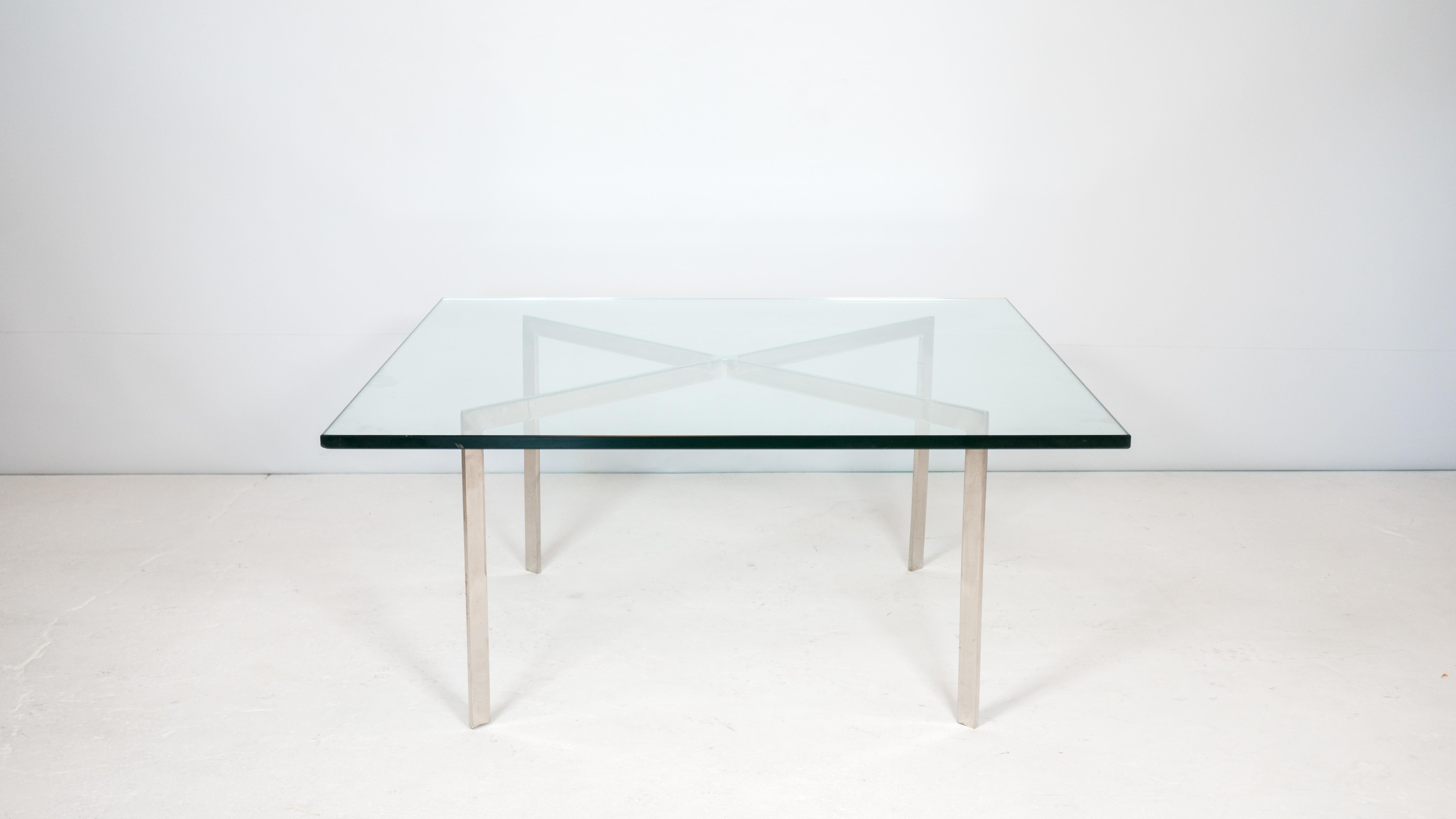 Table basse vintage Knoll Barcelona, circa 1970. Le cadre chromé et le plateau en verre épais et lourd incarnent le design moderne et la sophistication simple. Pas de marquage du fabricant. Bon état vintage, le plateau en verre a des rayures et la