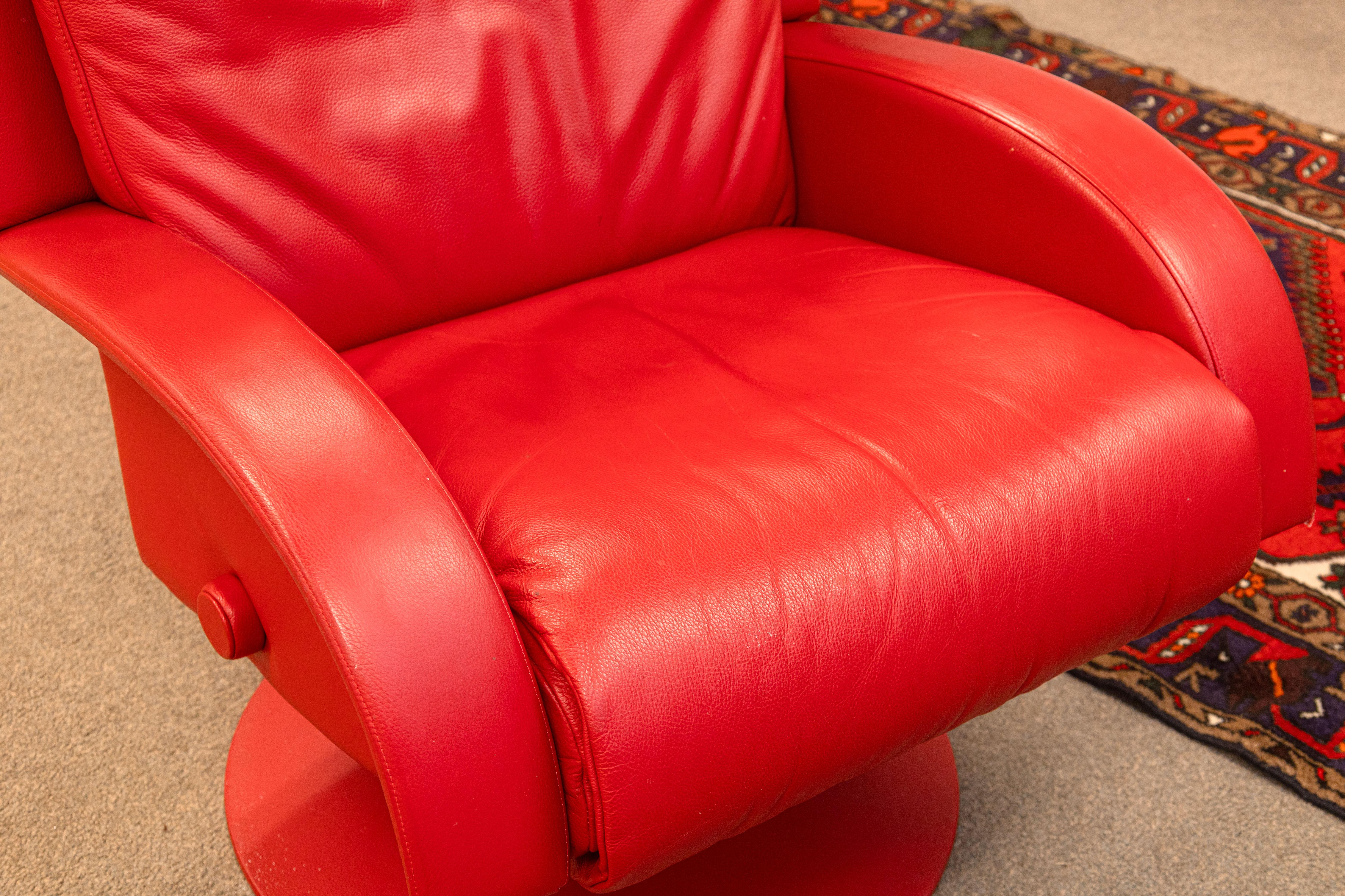 Brésilien 1970 Vintage Lafer Brazilian Red Leather Swivel Recliner Accent Lounge Chair en vente