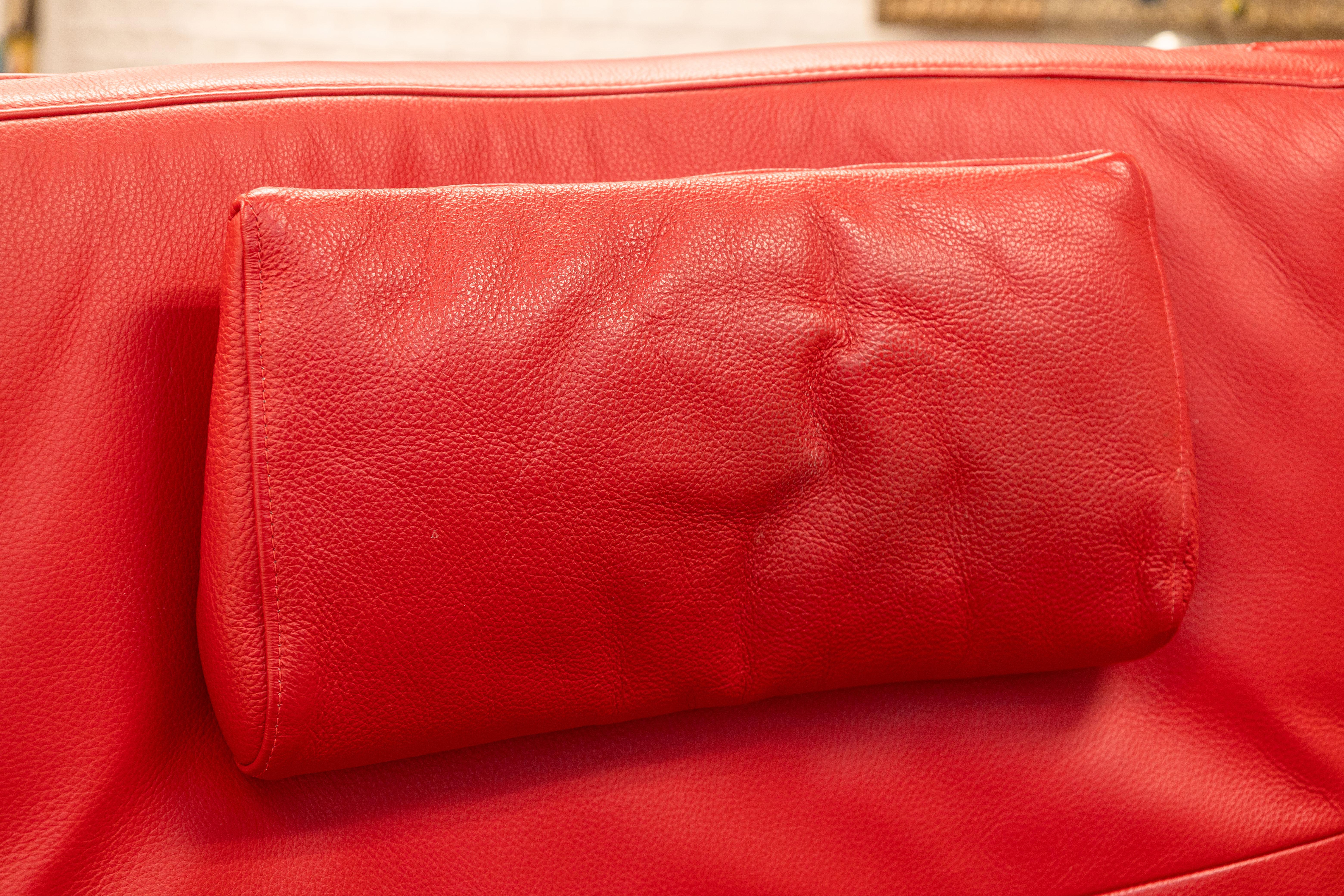 1970 Vintage Lafer Brazilian Red Leather Swivel Recliner Accent Lounge Chair Bon état - En vente à Keego Harbor, MI