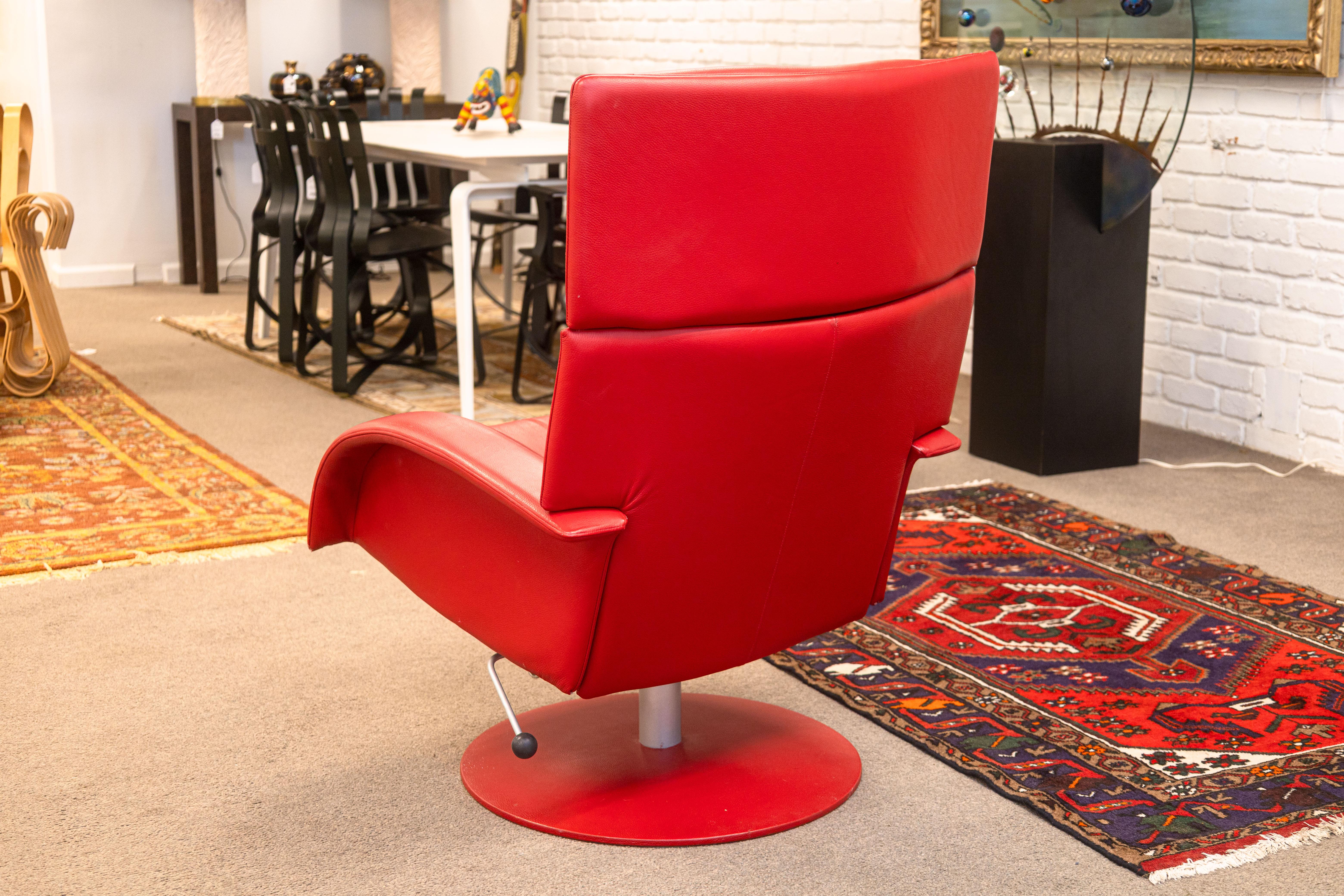 Fin du 20e siècle 1970 Vintage Lafer Brazilian Red Leather Swivel Recliner Accent Lounge Chair en vente