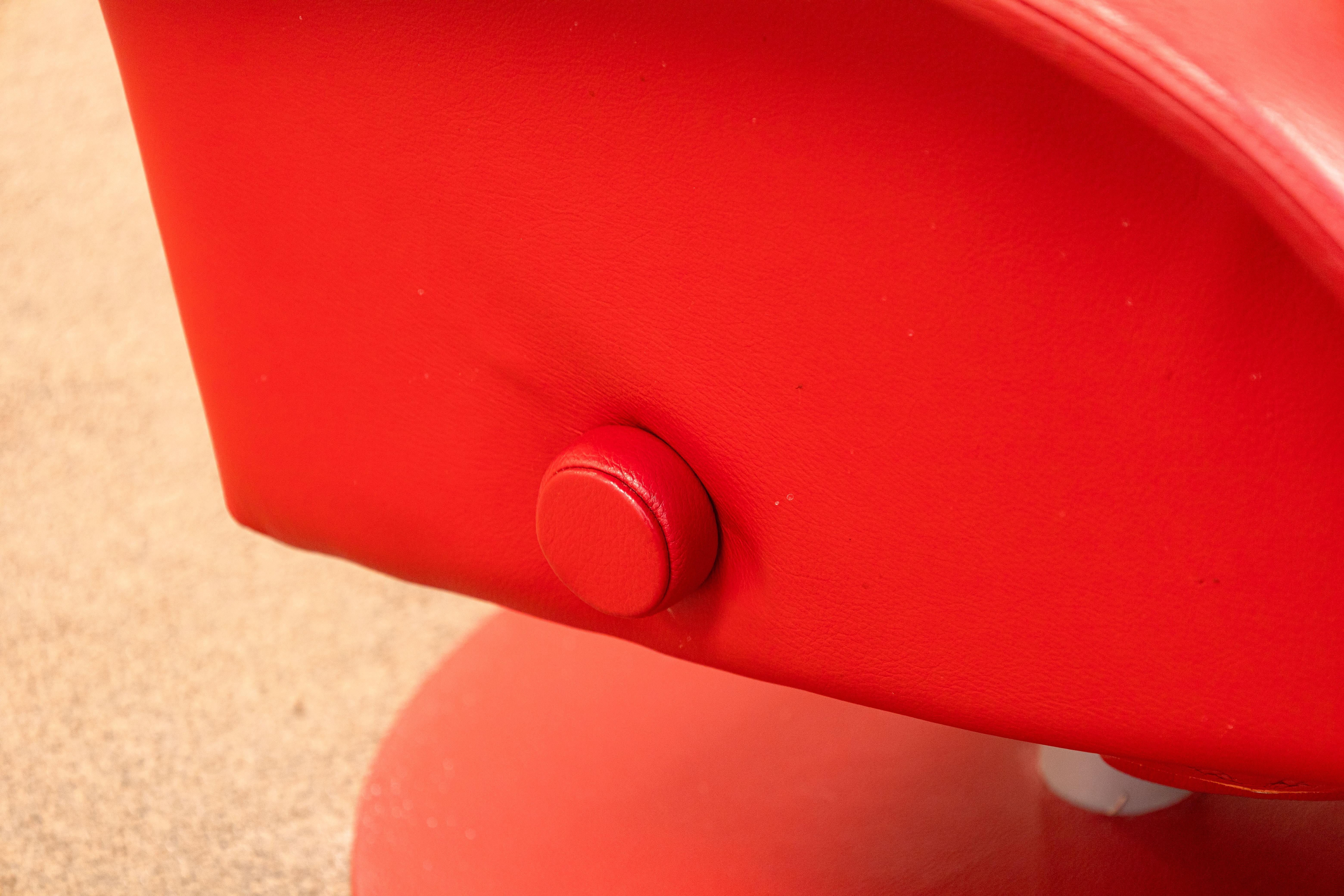 Cuir 1970 Vintage Lafer Brazilian Red Leather Swivel Recliner Accent Lounge Chair en vente