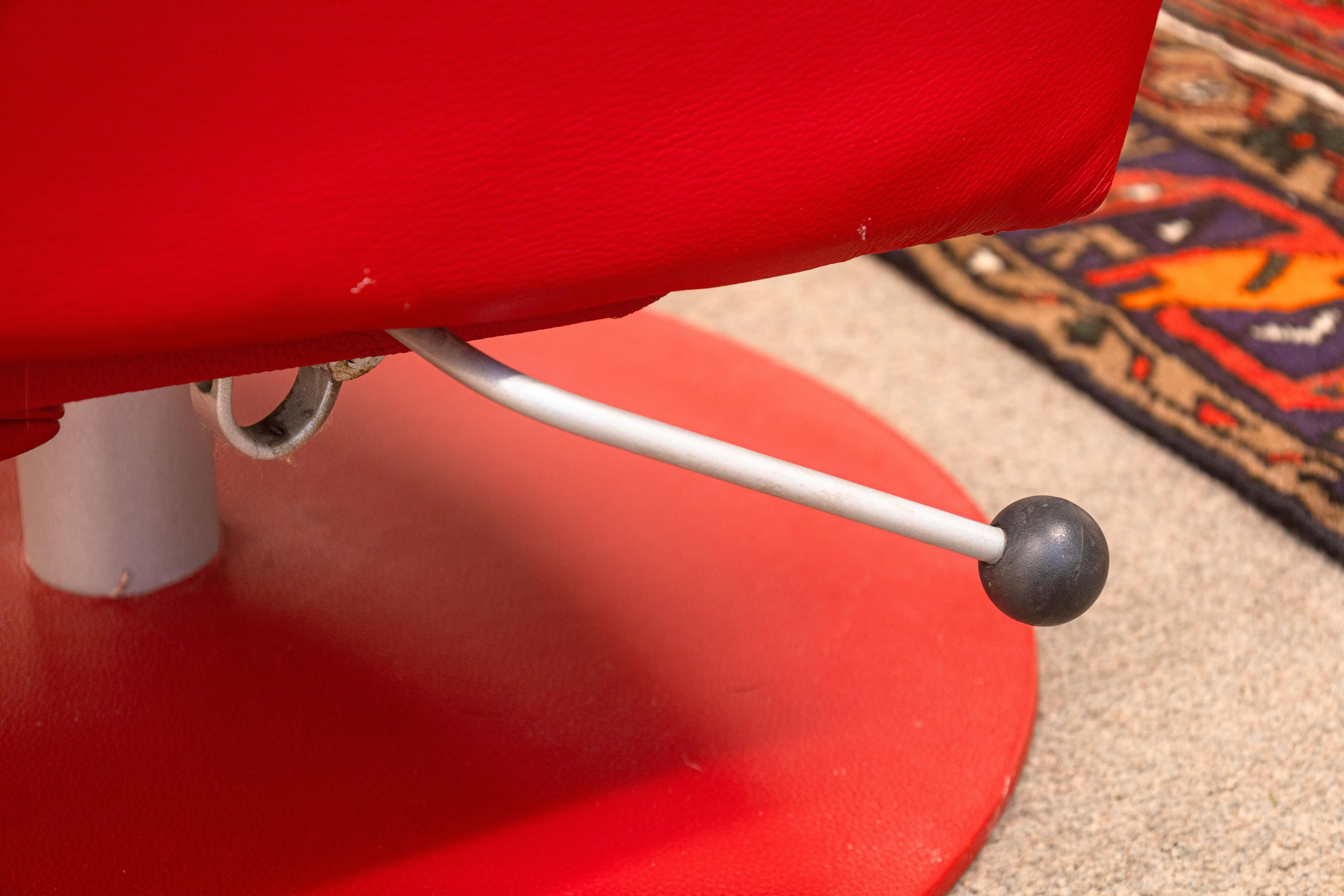 1970 Vintage Lafer Brazilian Red Leather Swivel Recliner Accent Lounge Chair en vente 1