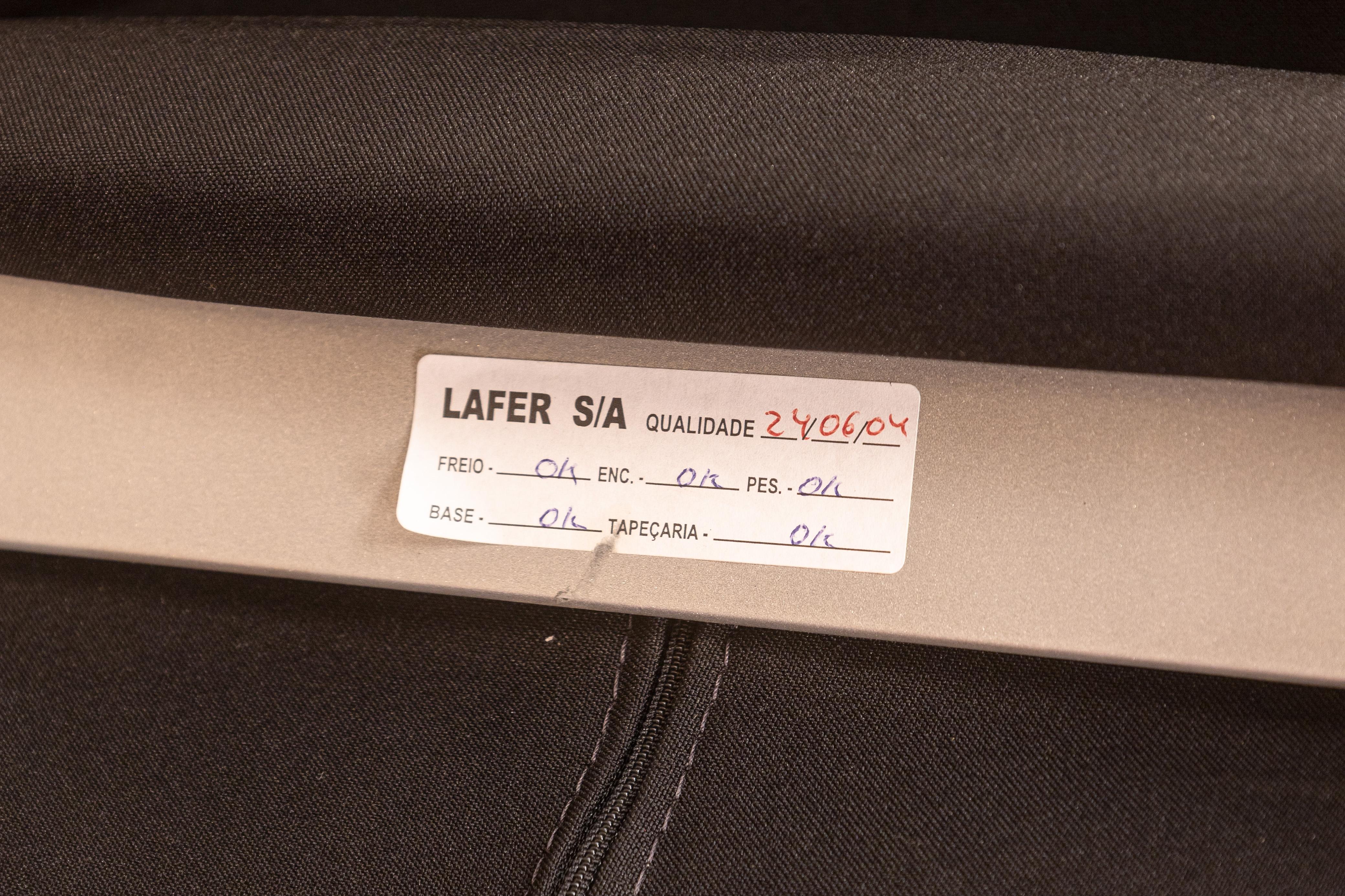 1970 Vintage Lafer Brazilian Red Leather Swivel Recliner Accent Lounge Chair en vente 2