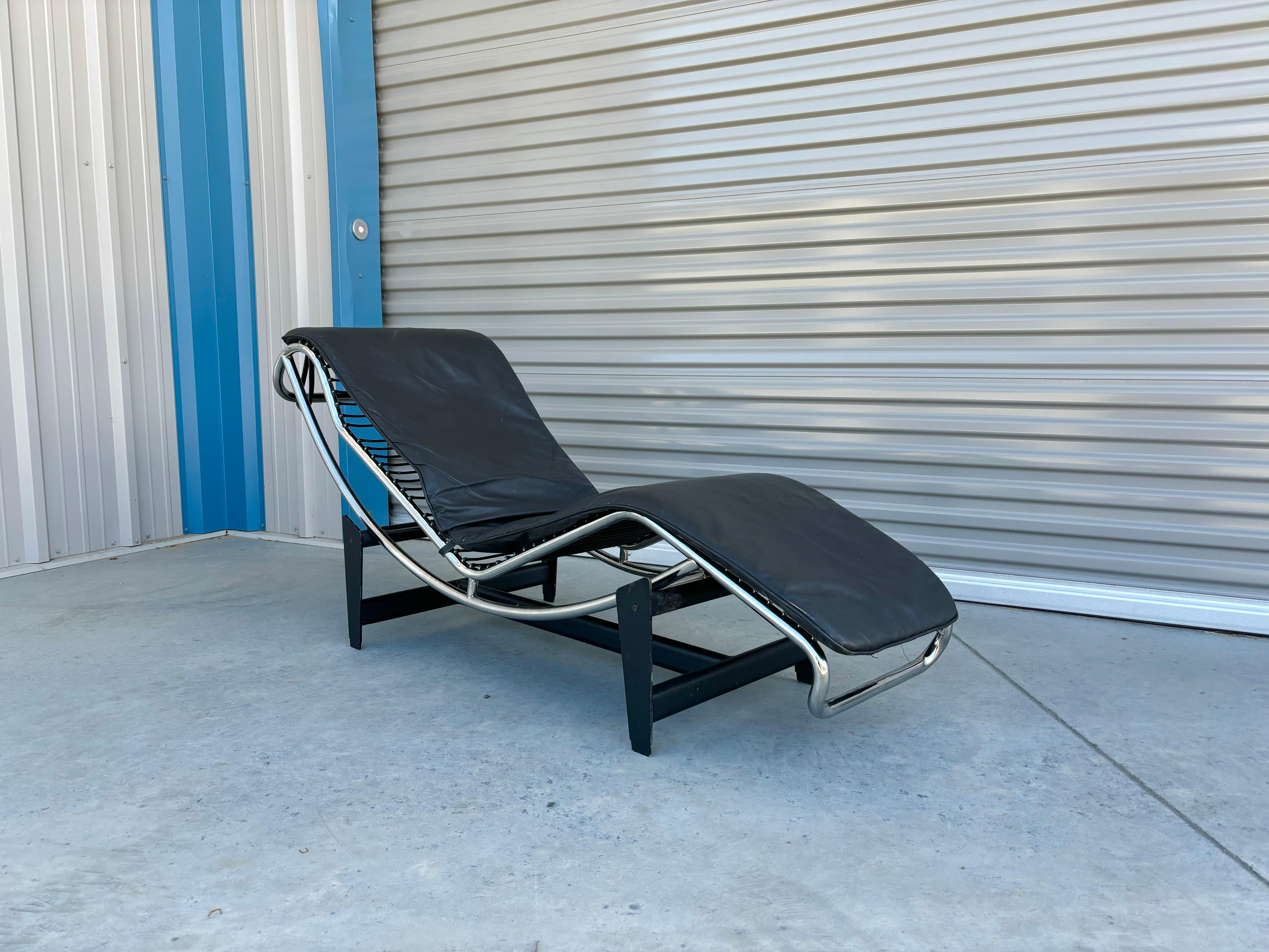 Chaise longue du milieu du siècle, conçue et fabriquée en Italie vers les années 1970. Cette superbe chaise longue est recouverte de cuir noir et fixée à un élégant cadre chromé. Cette pièce se distingue par sa structure unique en métal noir qui