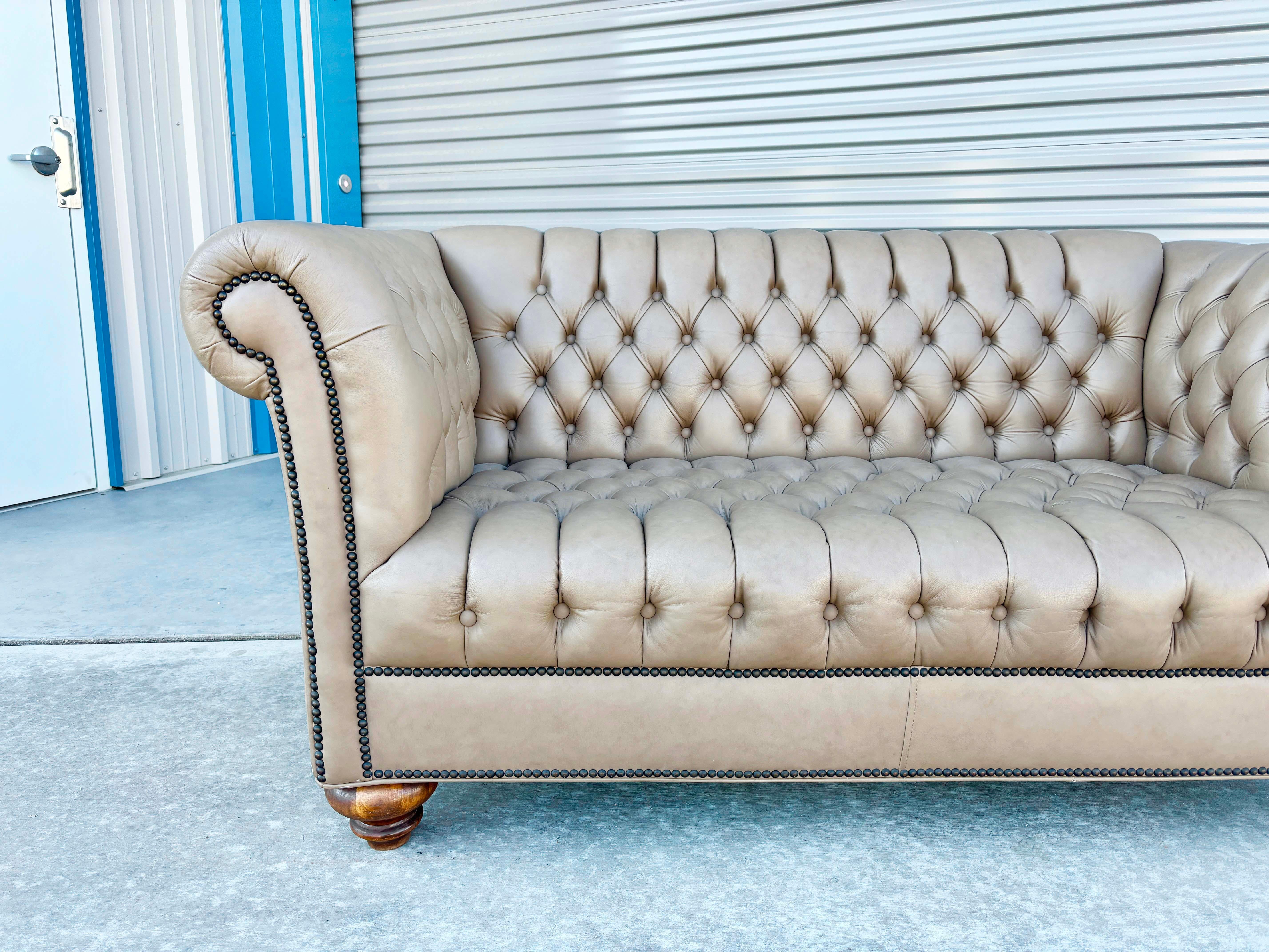 Loveseat Chesterfield de cuero vintage de los años 70 en venta 3